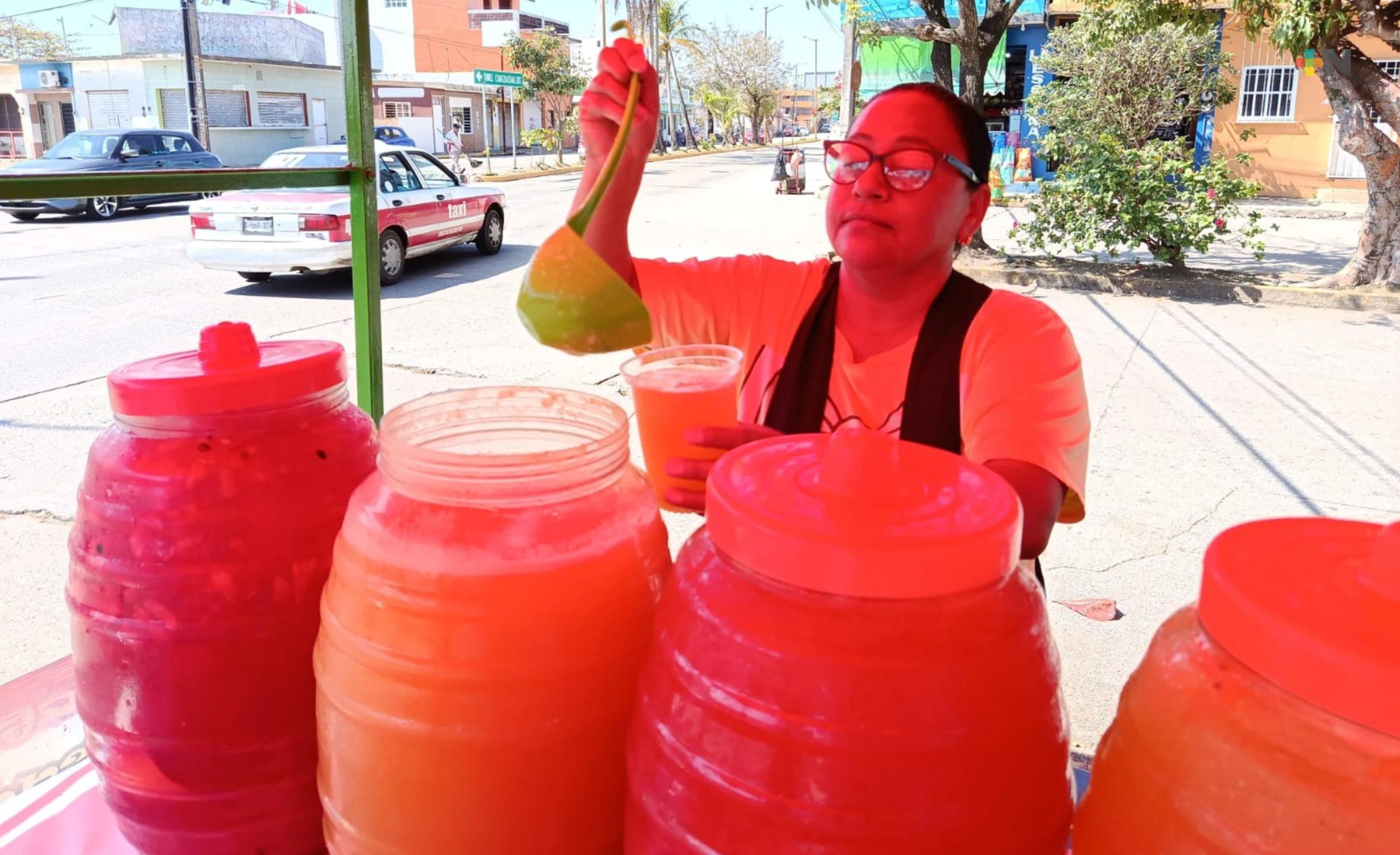 Vitroleros con aguas frescas comienzan a verse en comercios de Coatza
