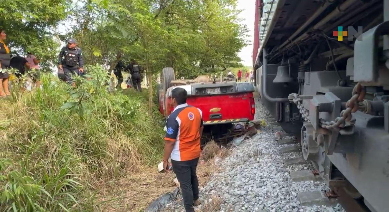 Camioneta arrollada por tren en Cosoleacaque: seis lesionados