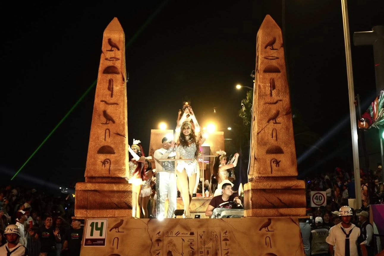 Desfiles del carnaval llenan de color y alegría calles de Veracruz puerto