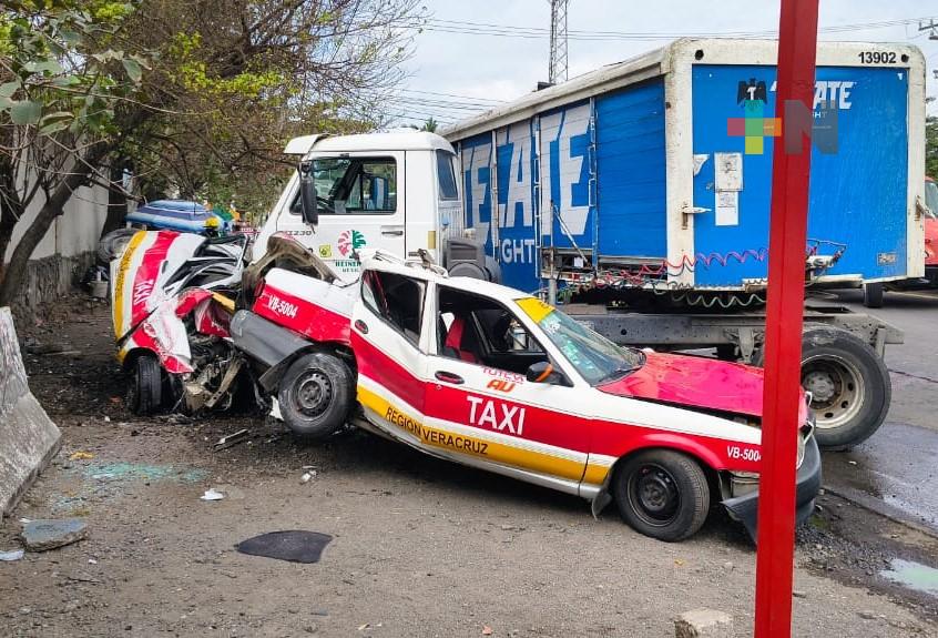 Fuerte accidente en carretera federal Veracruz-Xalapa deja tres personas lesionadas