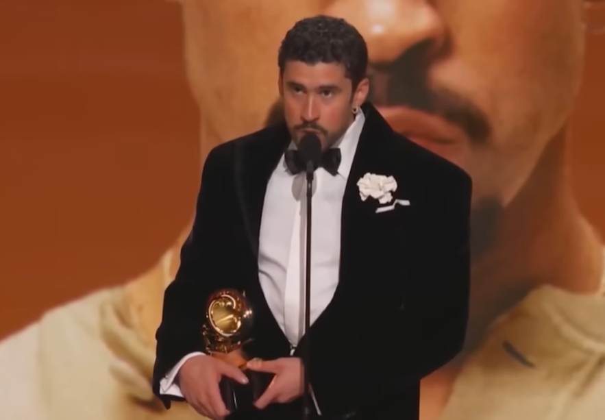 Bad Bunny hace historia en los Grammys y protesta contra ICE