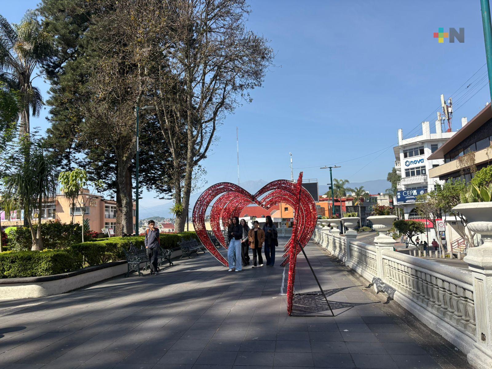 Adornan parque Juárez con motivos del Día de San Valentín