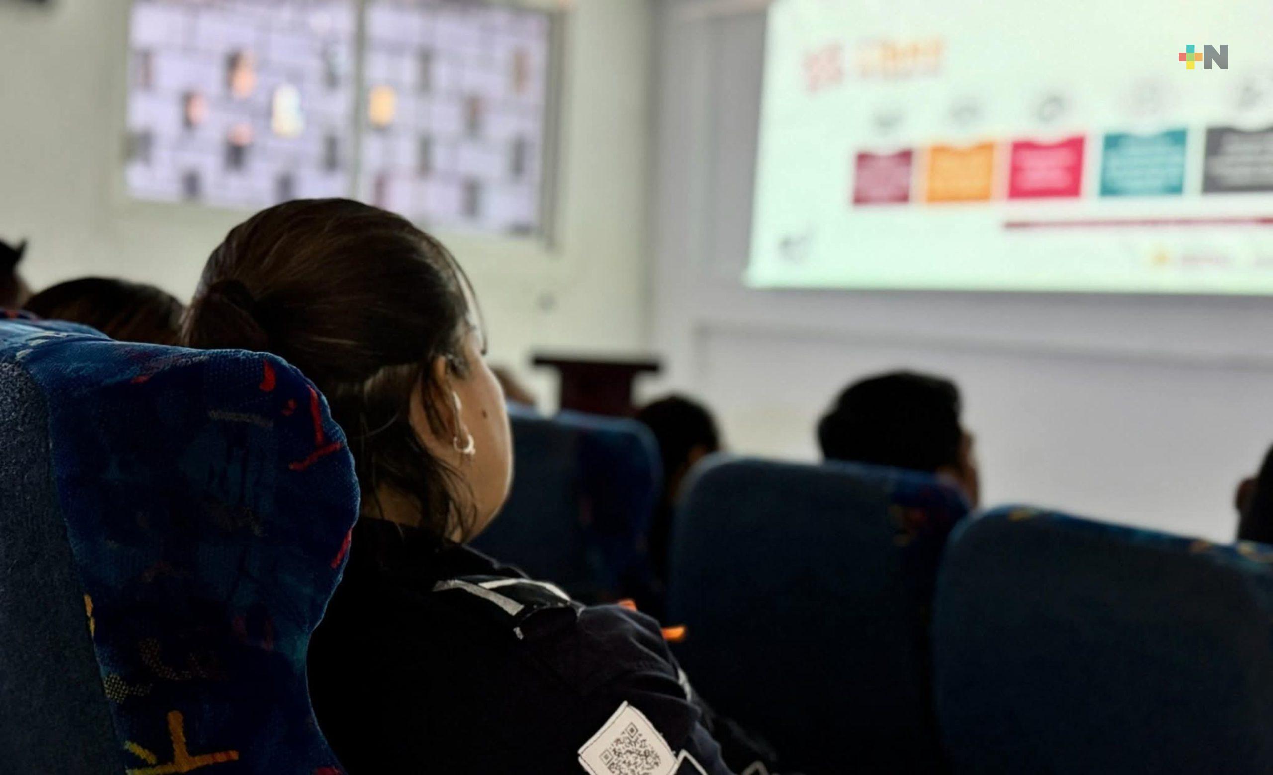 Capacitan a elementos policiales en temas de género