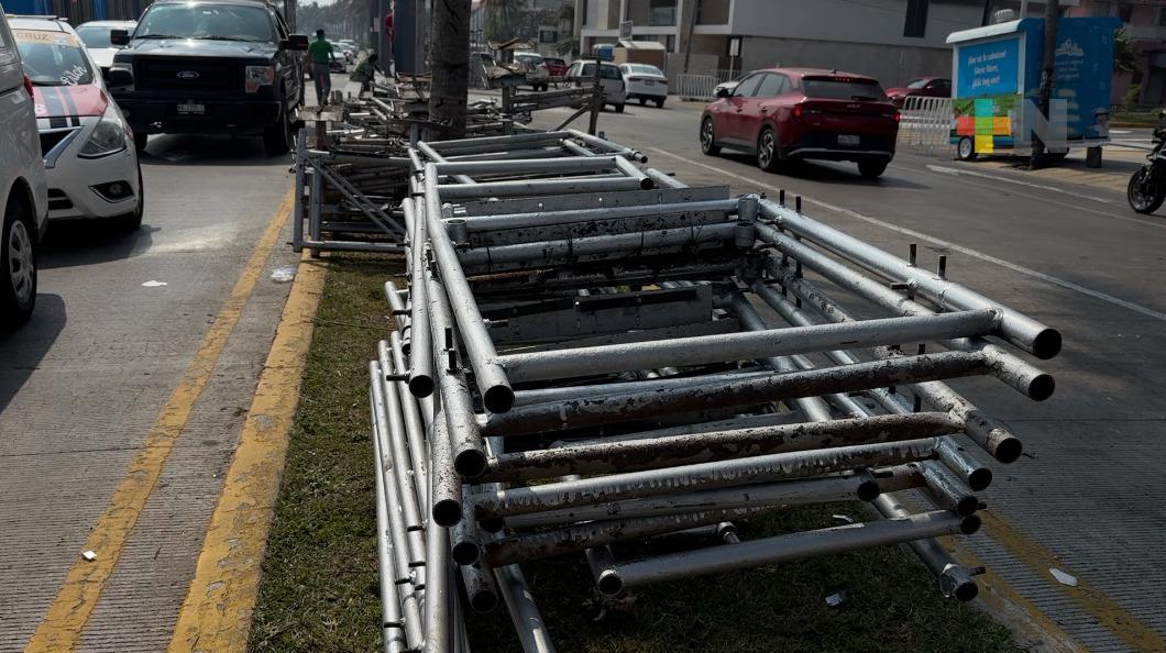 Inicia retiro de vallas y gradas tras concluir paseos del Carnaval de Veracruz