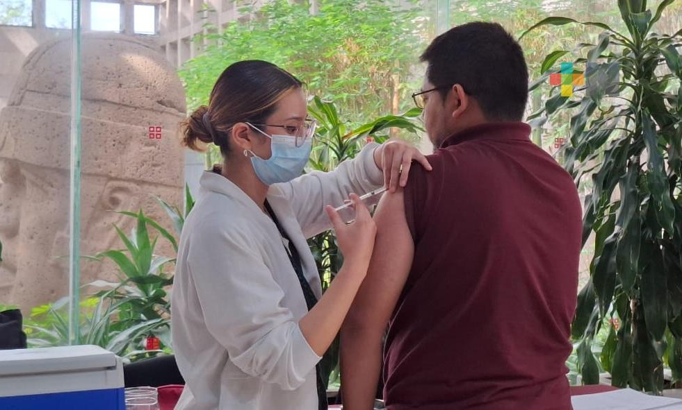 Xalapeños acuden a vacunarse contra sarampión, rubeola e influenza