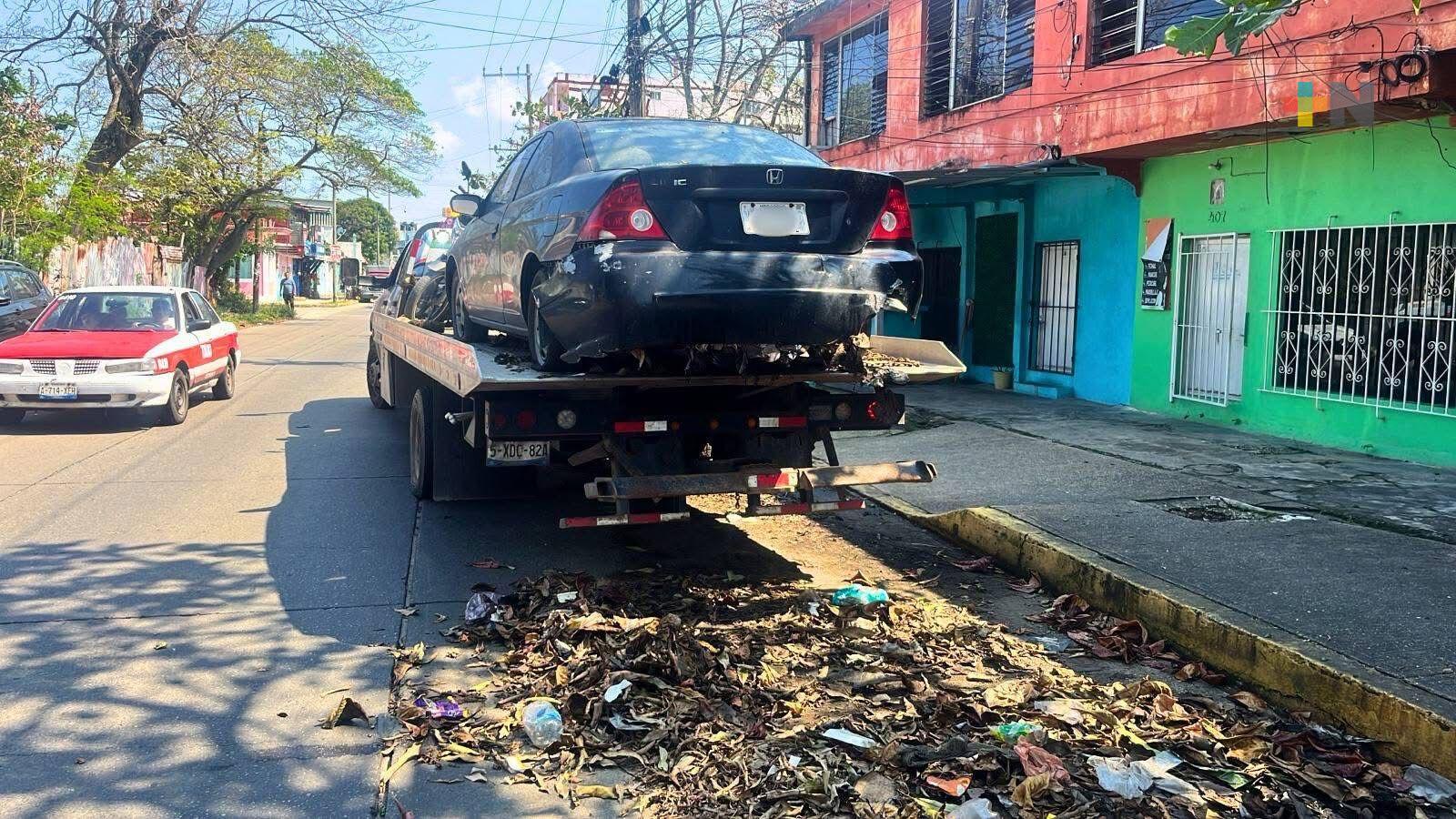 Operativo atiende denuncias ciudadanas por autos abandonados en Coatzacoalcos
