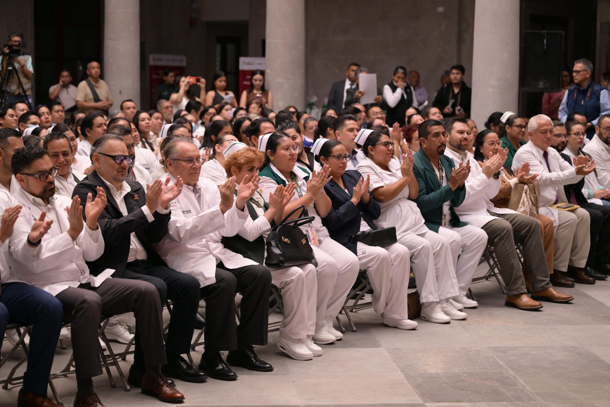 Entregan uniformes a personal hospitalario; anuncian adquisición de 60 ambulancias