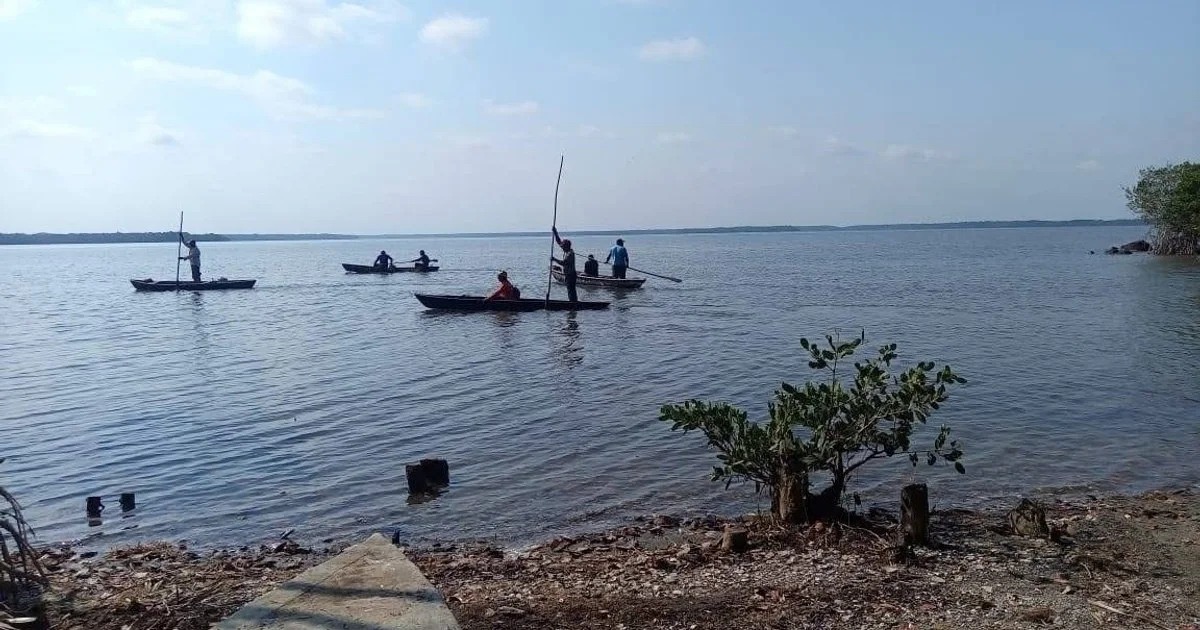 Gobierno de Veracruz acuerda apoyo a pescadores afectados por hidrocarburo en Laguna de Carrizal