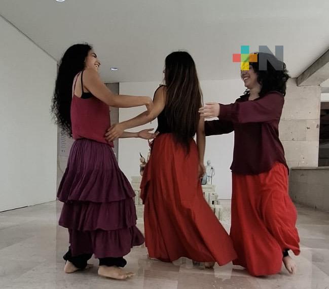 Performance “Mujer es” honra a las ancestras en Xalapa