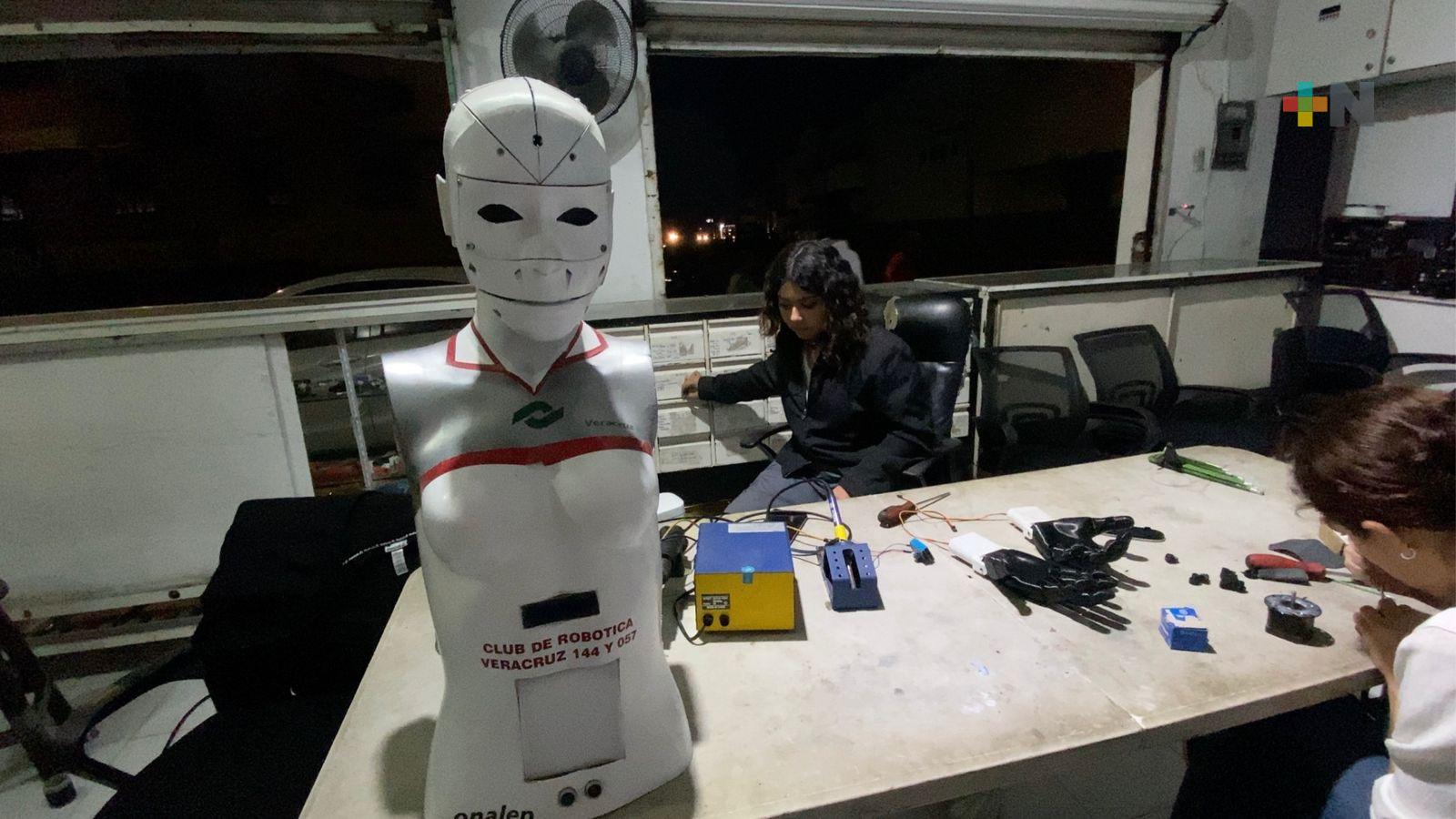 Estudiantes veracruzanas desarrollan robot que interpreta lenguaje de señas