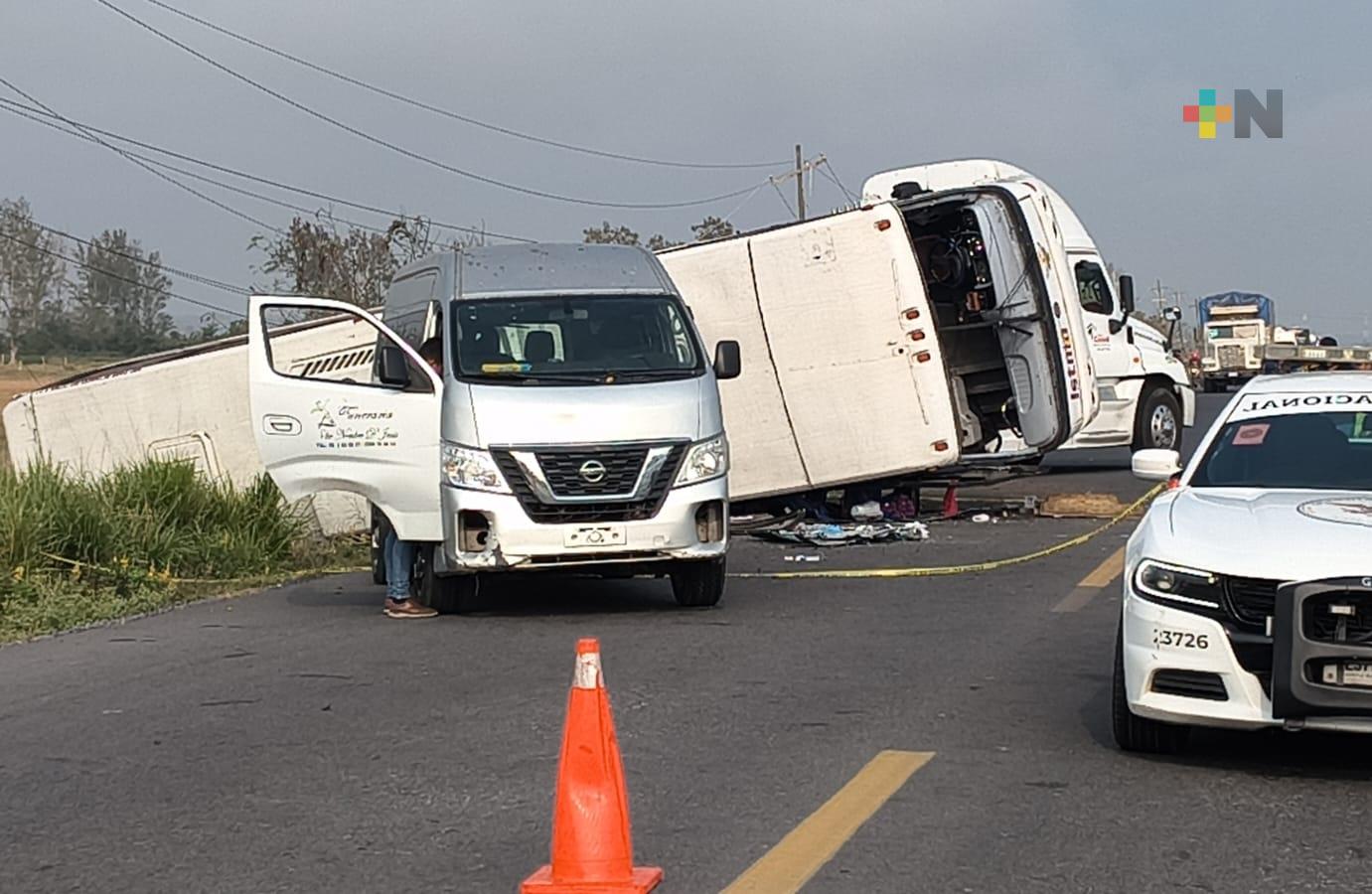 Volcadura de camión deja dos personas fallecidas y tres lesionadas