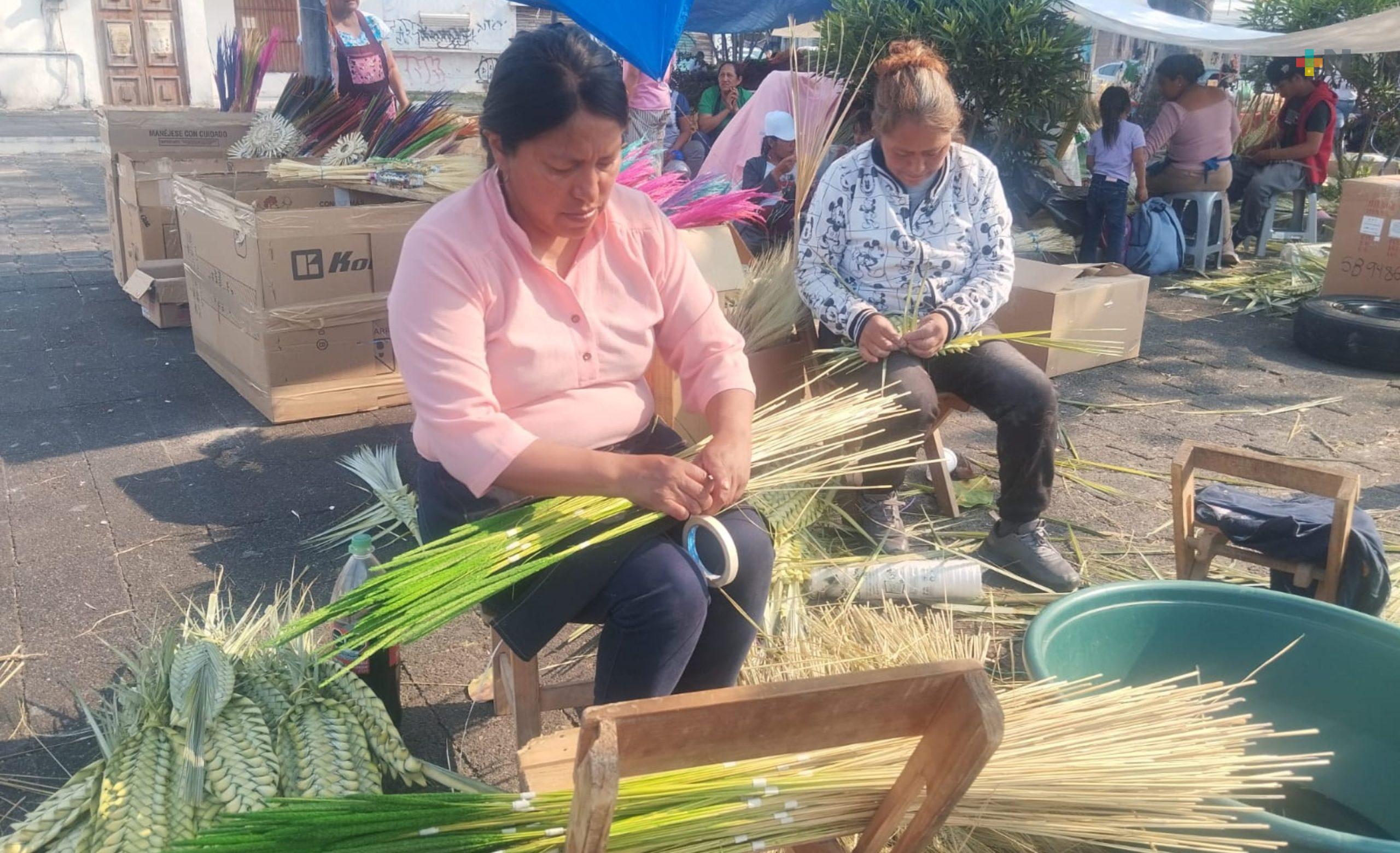 Artesanos poblanos llegaron a Veracruz para ofrecer las tradicionales palmas