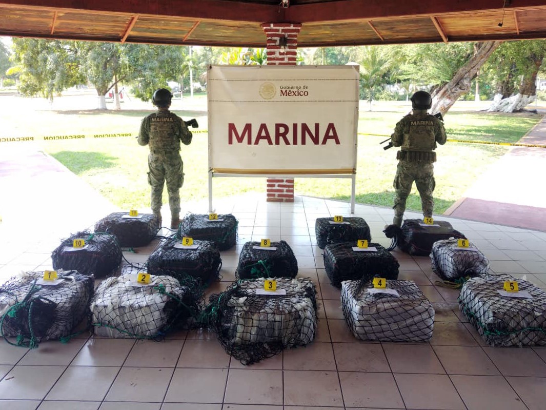 Aseguran embarcación con presunta cocaína en costas de Michoacán