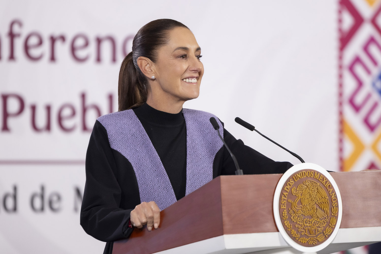 Presidenta regala 25 boletos dobles del partido México-Portugal a estudiantes