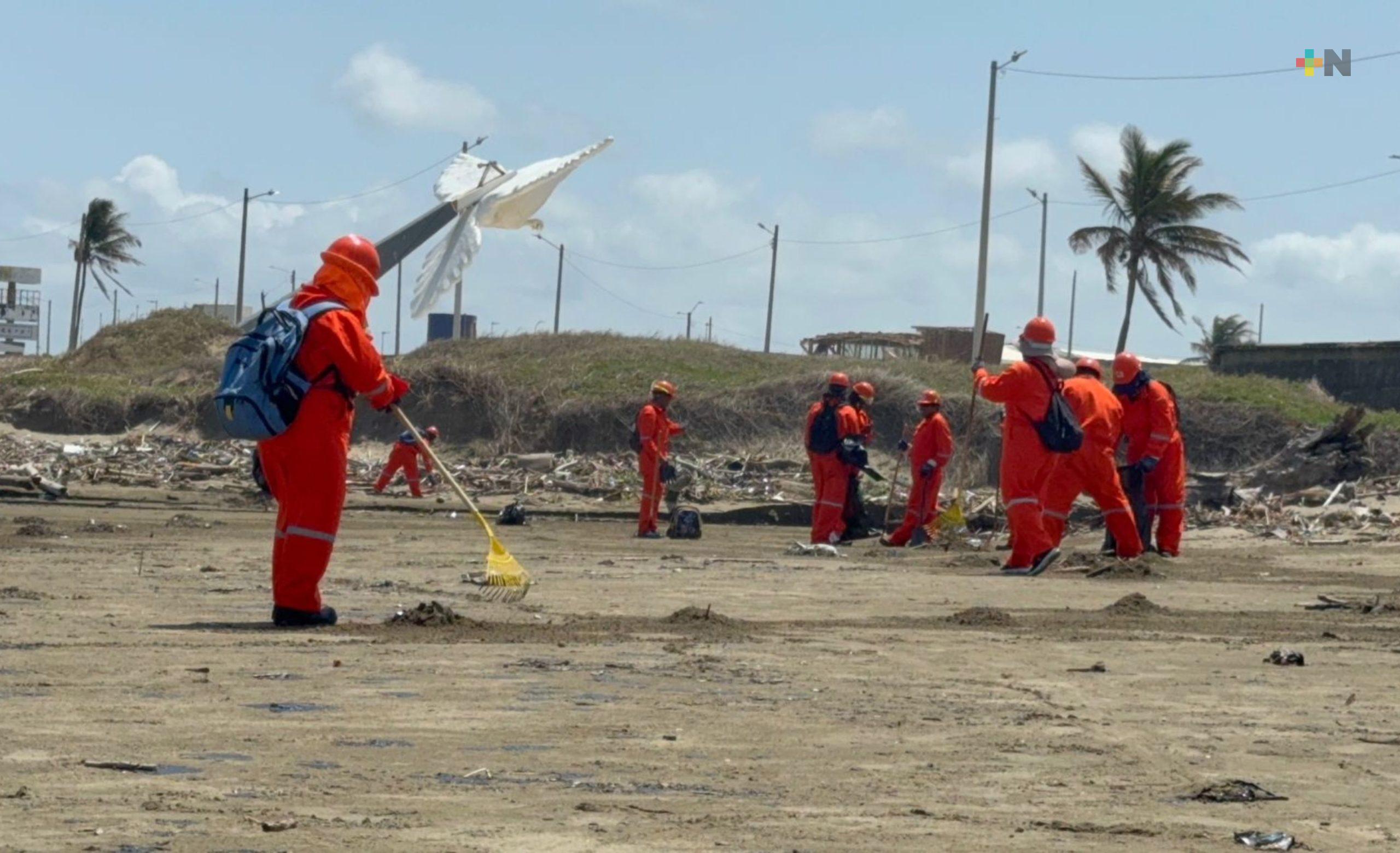 Continúan labores de limpieza en playa de Coatzacoalcos