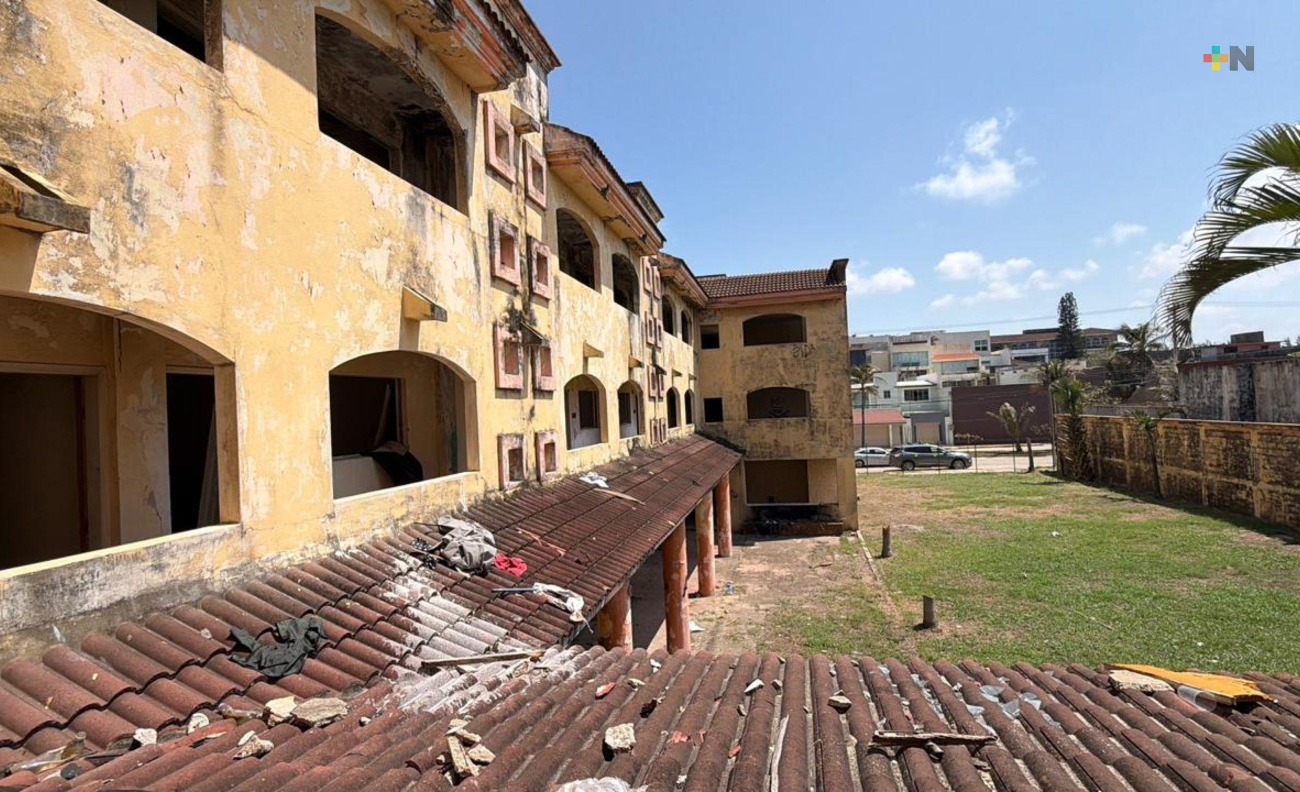 Edificio abandonado representa un riesgo para colonos de Coatzacoalcos
