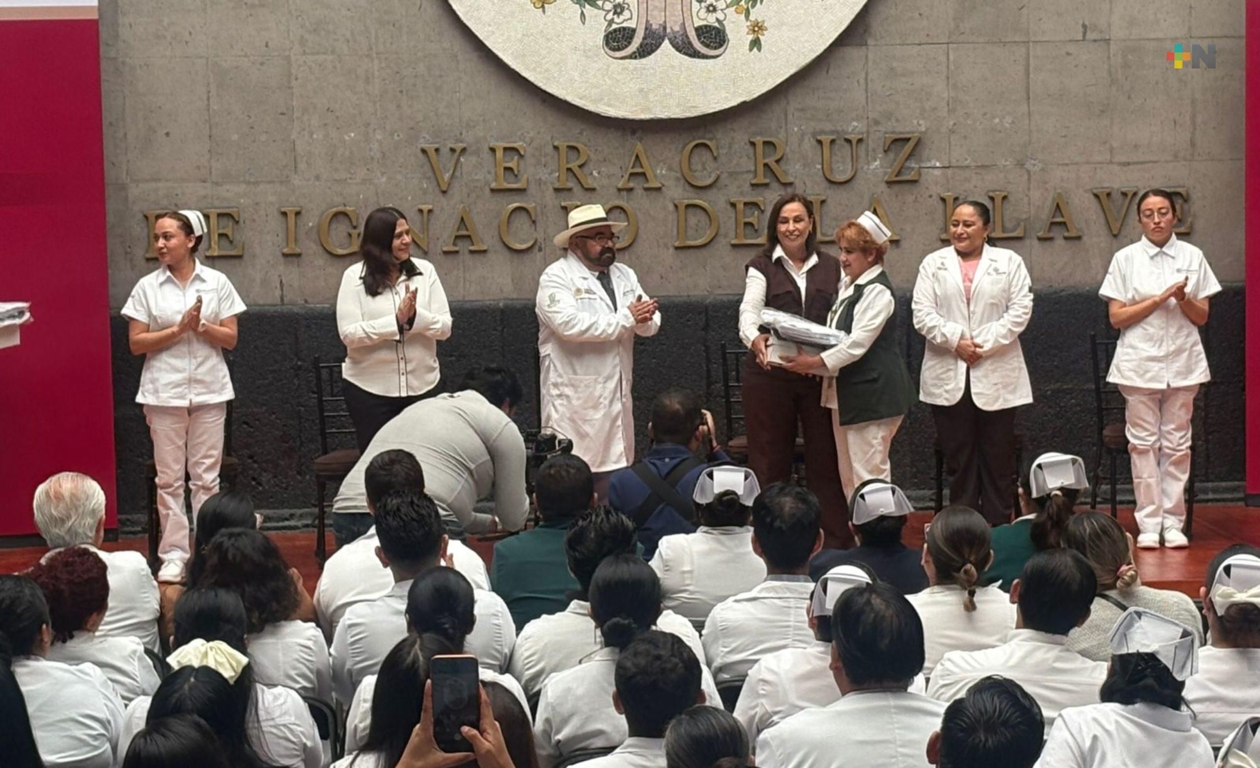 Entrega de uniformes a personal del IMSS-Bienestar