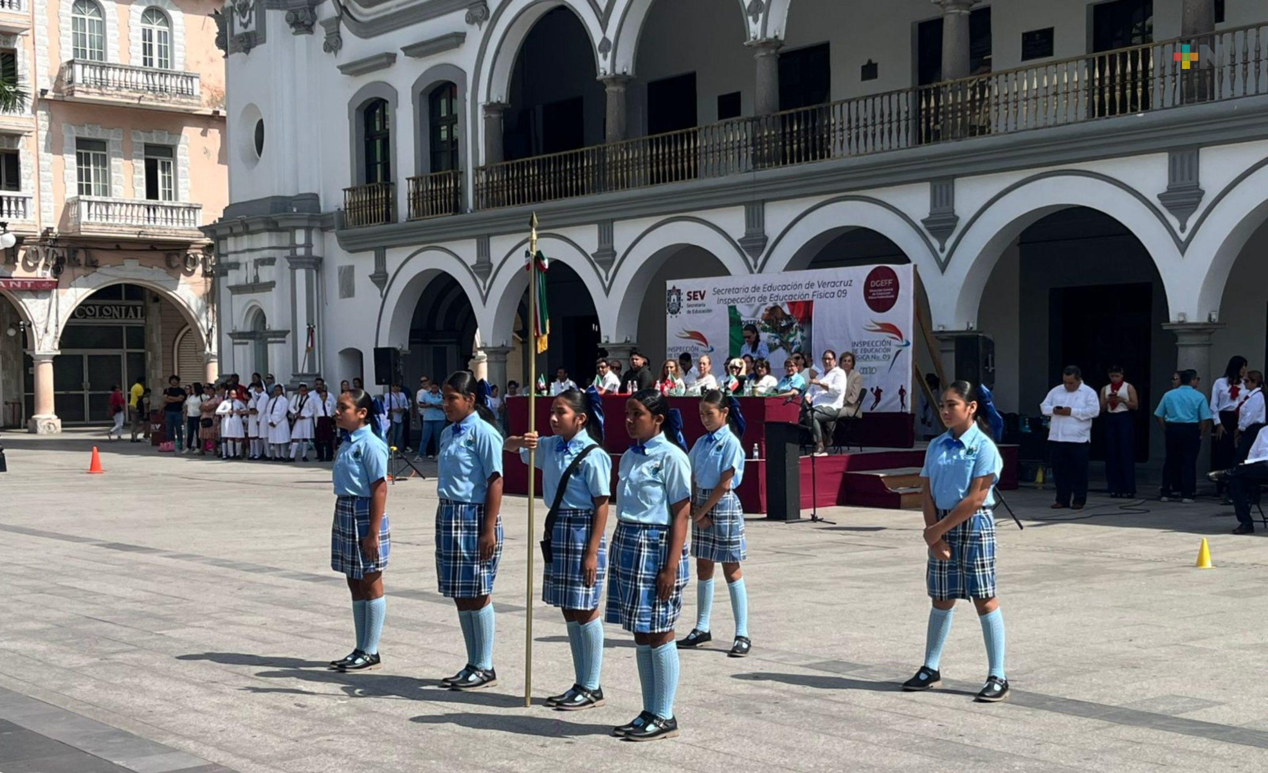 Exhibición de escoltas en Zócalo de Veracruz