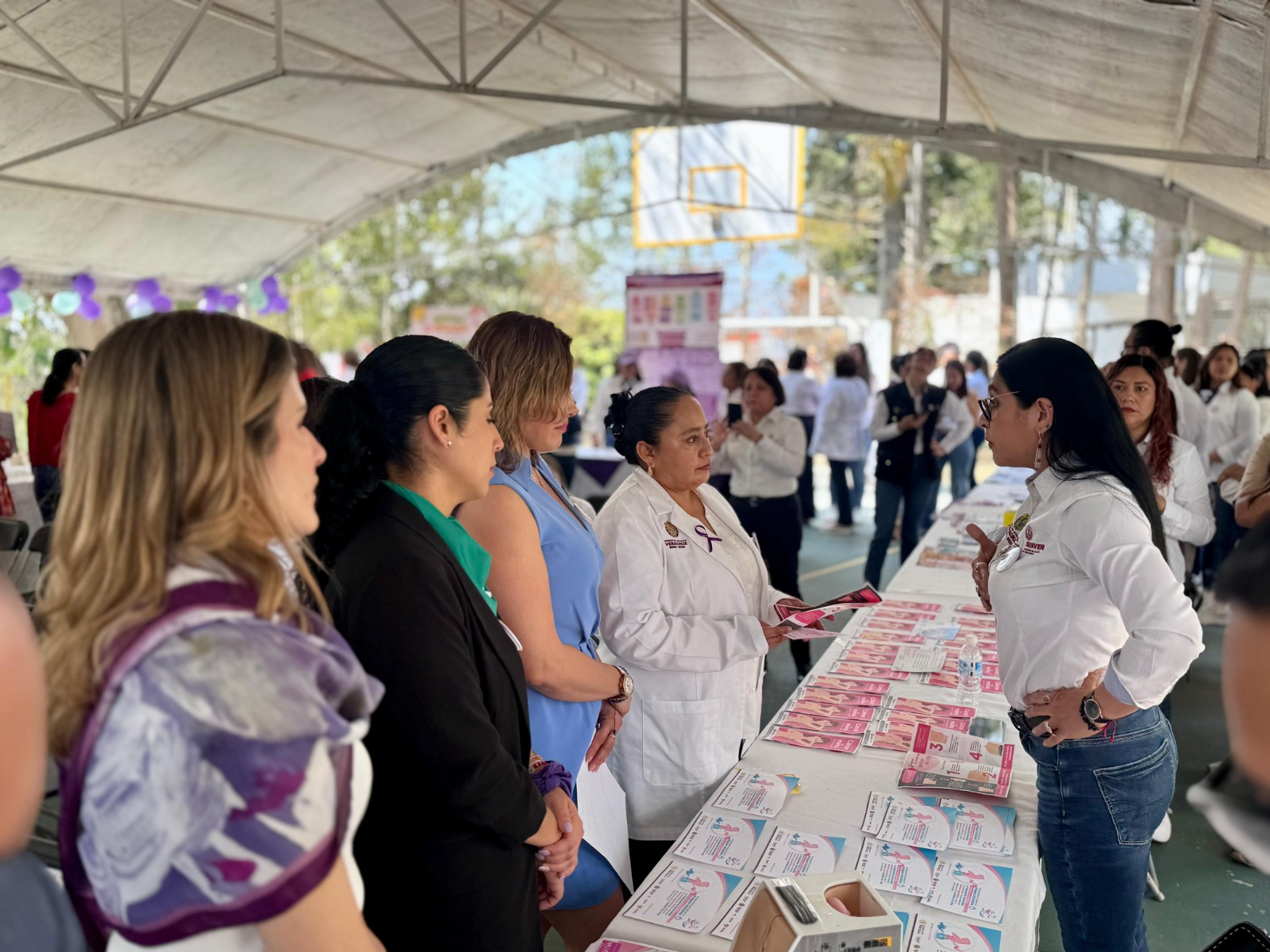 Feria de la salud acerca servicios médicos y orientación a mujeres