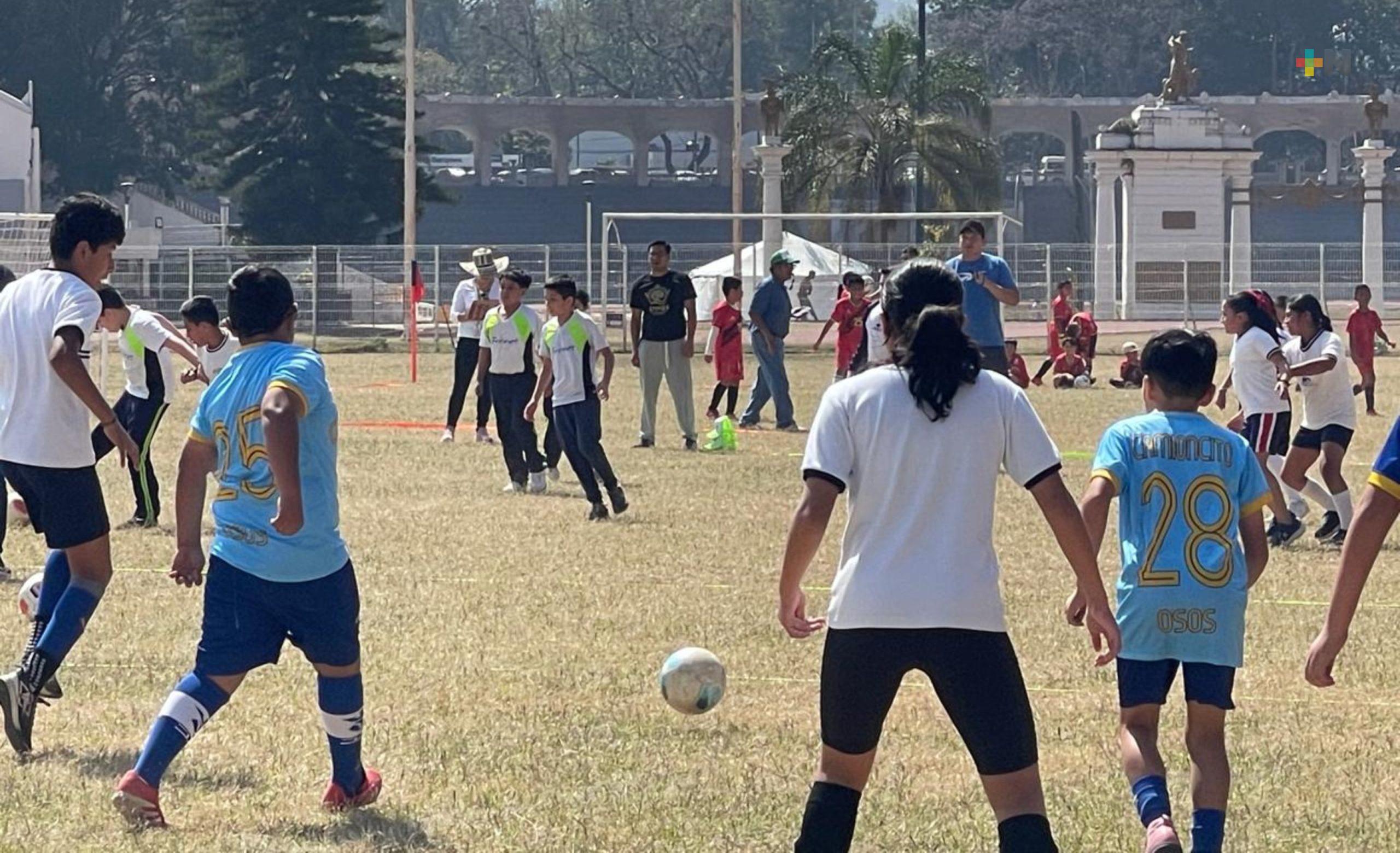 Escuelas de Xalapa participan en torneos de convivencia que promueven el deporte