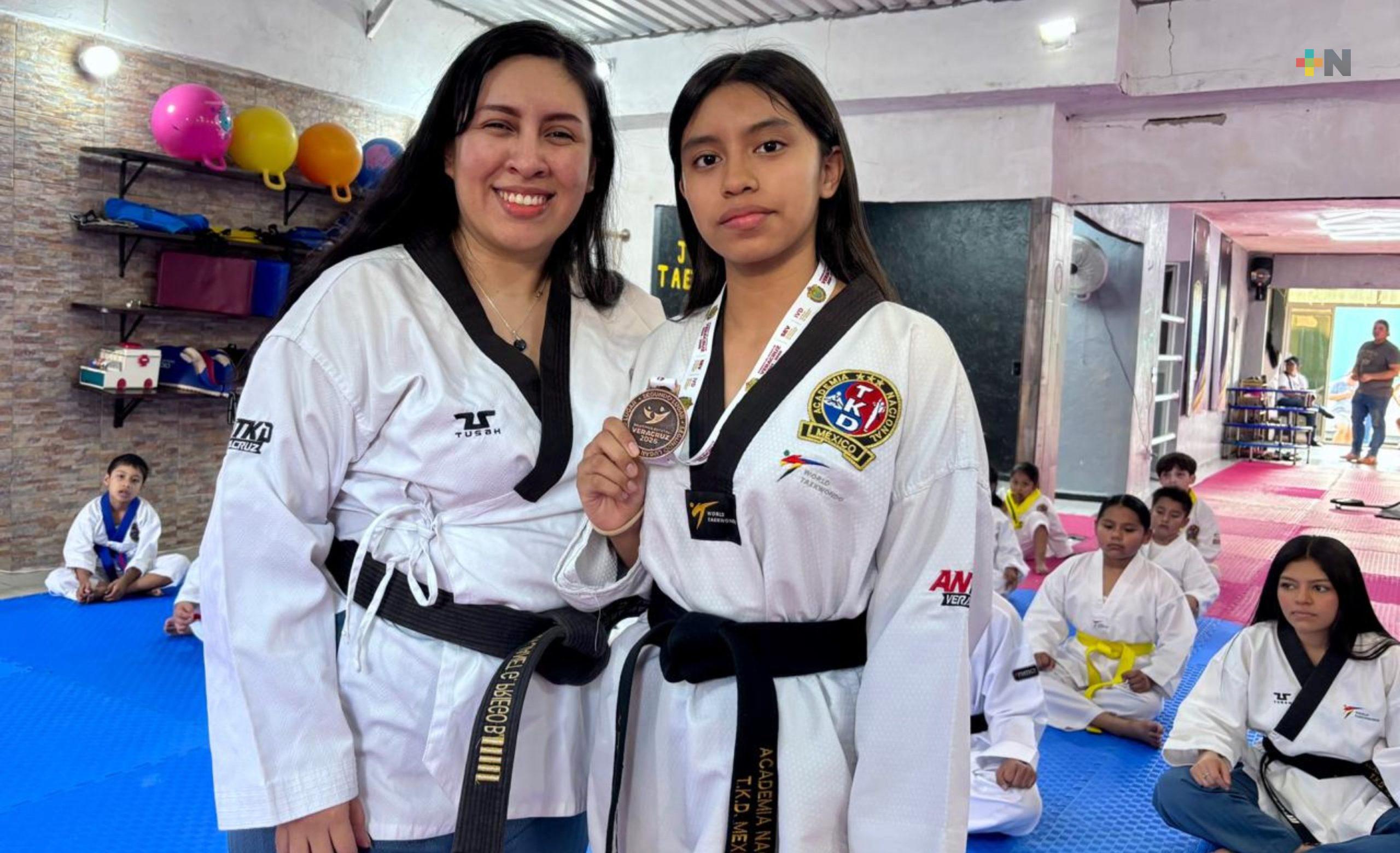 Alonso y Hernández obtuvieron bronce en Selectivo Estatal de taekwondo
