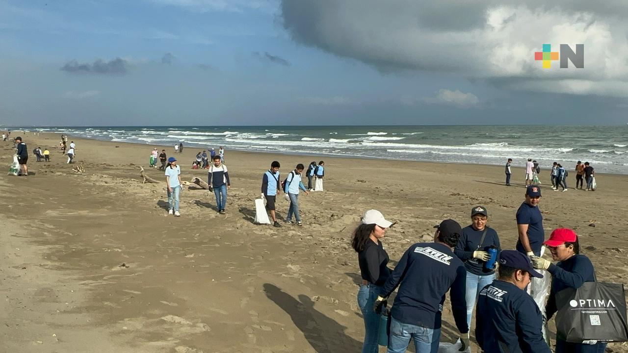 Realizan jornada de limpieza en playa de Coatzacoalcos