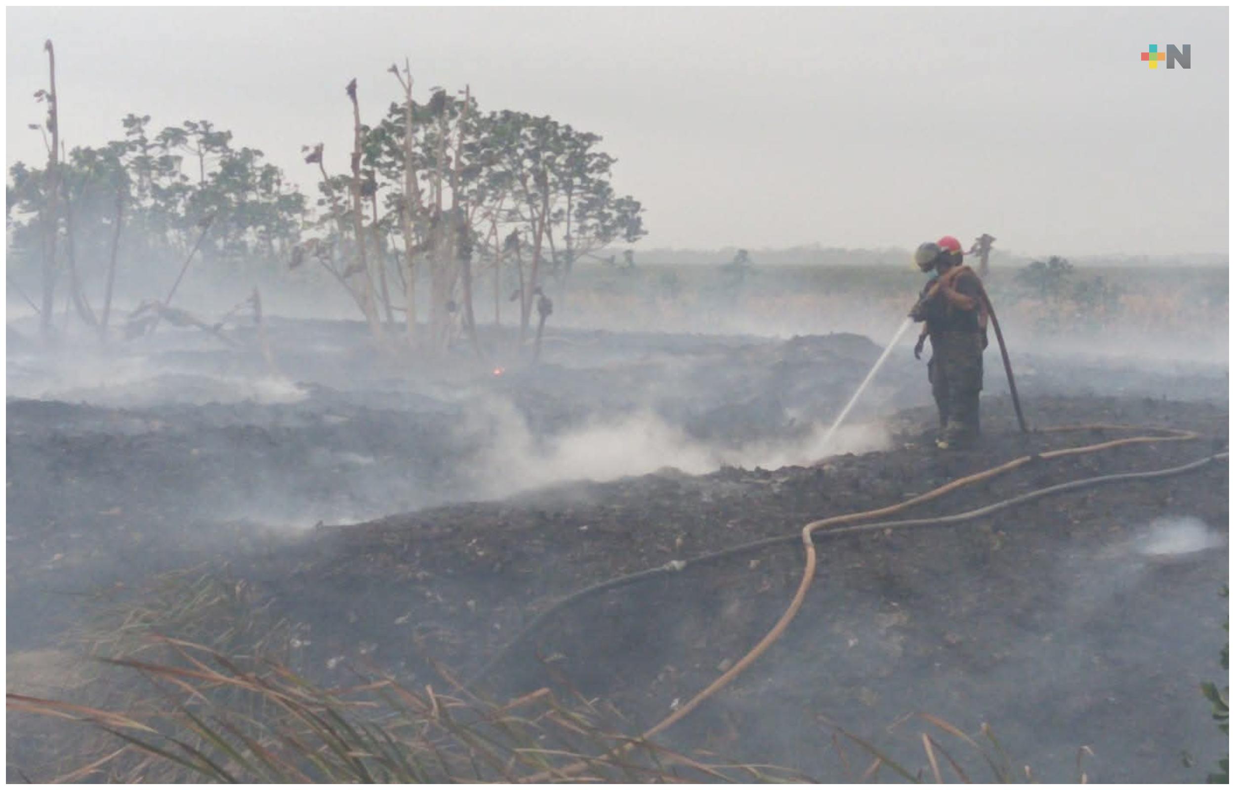 Sofocan incendio en basurero clandestino en Las Matas