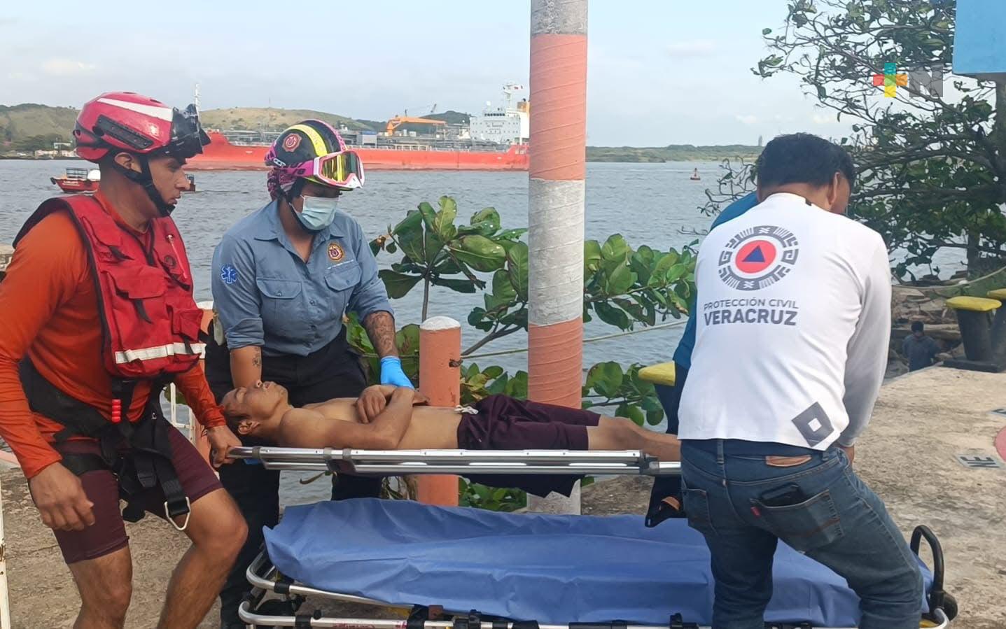 Joven minatitleco salva a dos adolescentes en el mar; ahora él lucha por su vida
