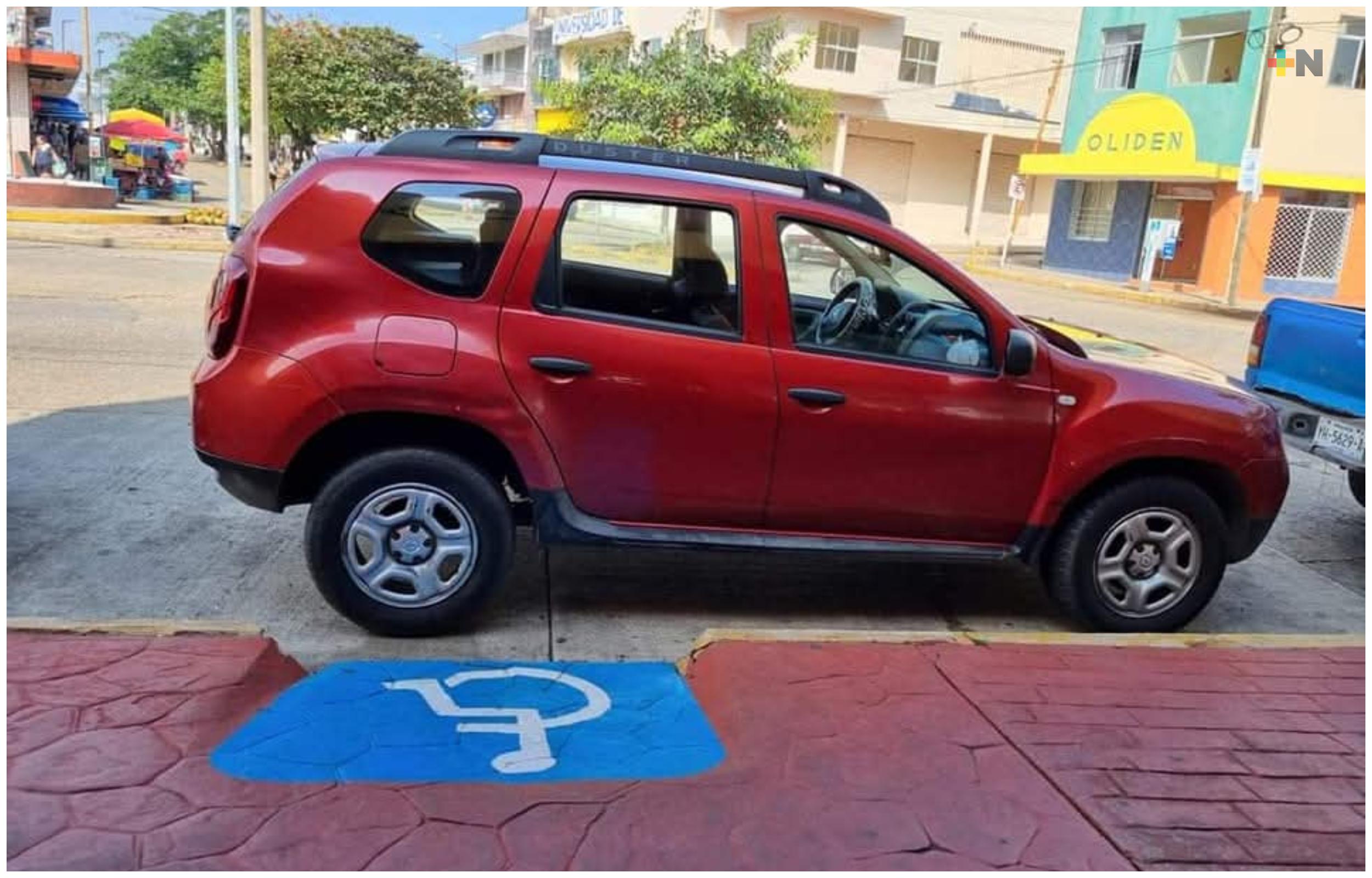 Insisten que se debe respetar espacios para personas con discapacidad en Coatzacoalcos