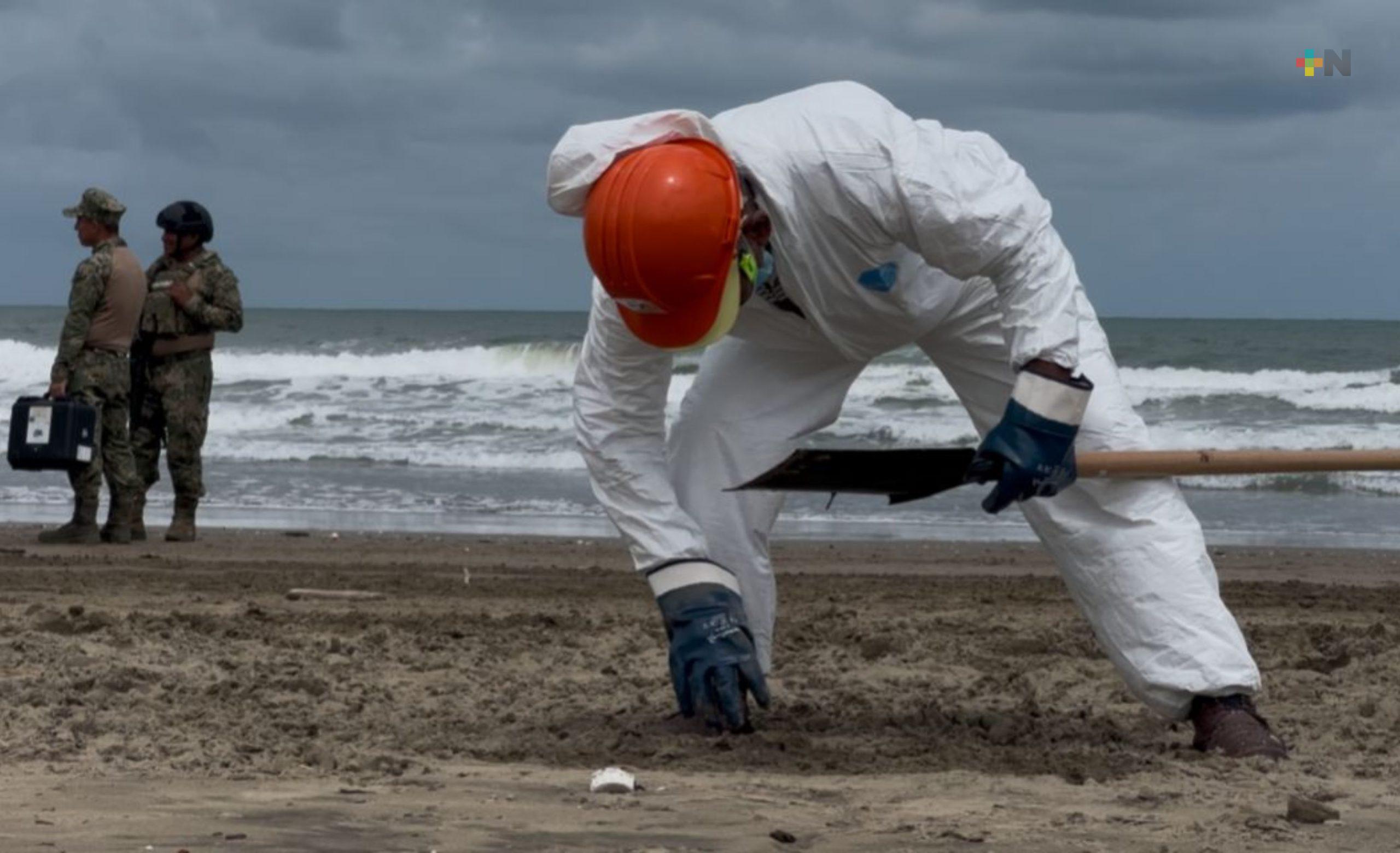 Intensifican labores de limpieza en playas de Coatzacoalcos