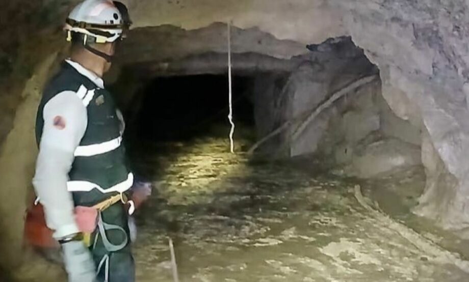 Rescatan con vida al primer minero atrapado en la mina Santa Fe, en Sinaloa