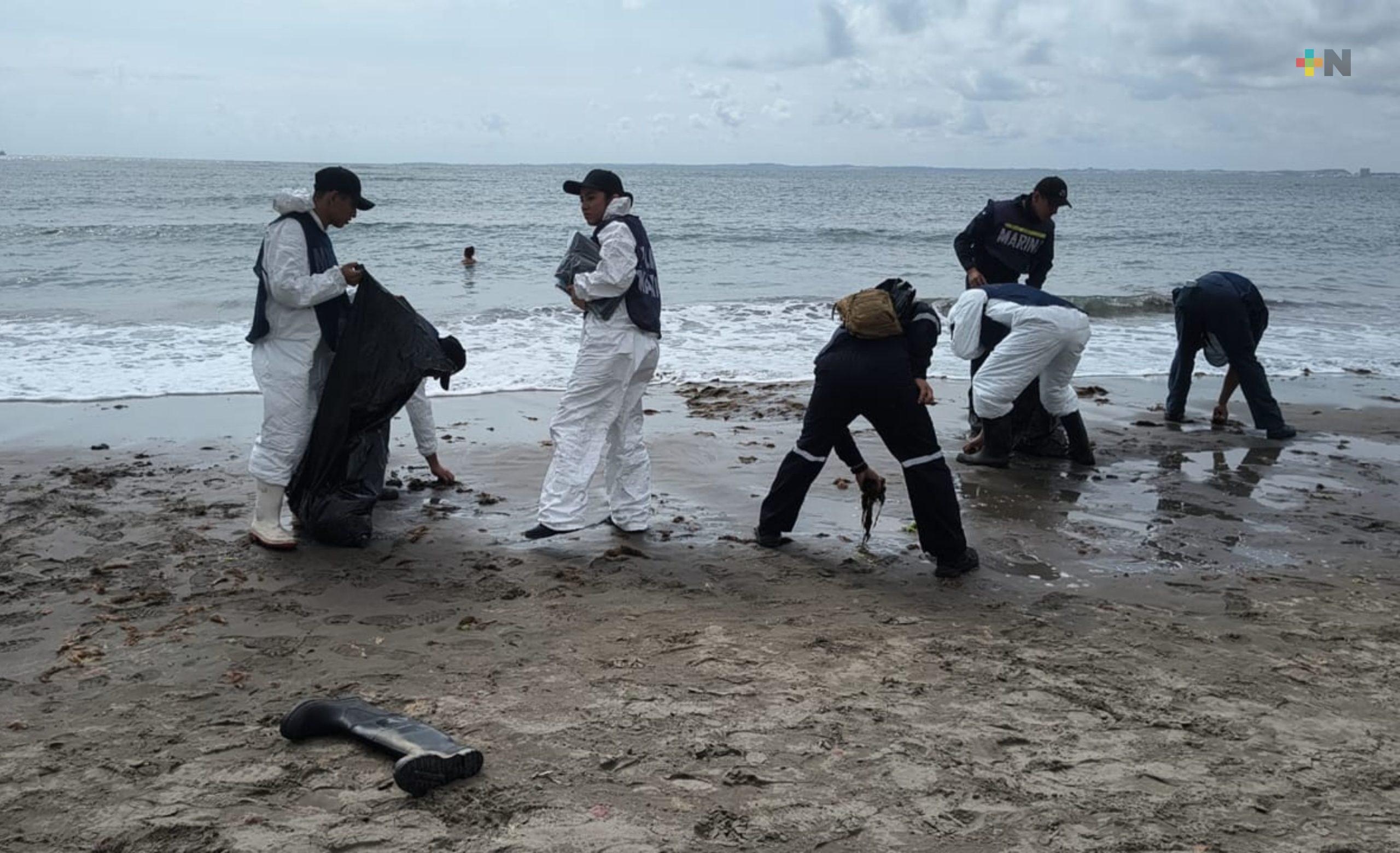 Personal de Marina realiza trabajos de limpieza en playa Pelícano