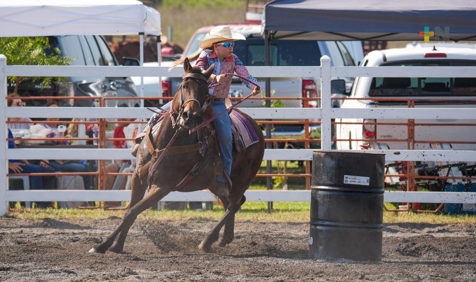 Niñas jinetes representan a Veracruz en carreras de barriles dentro del rodeo