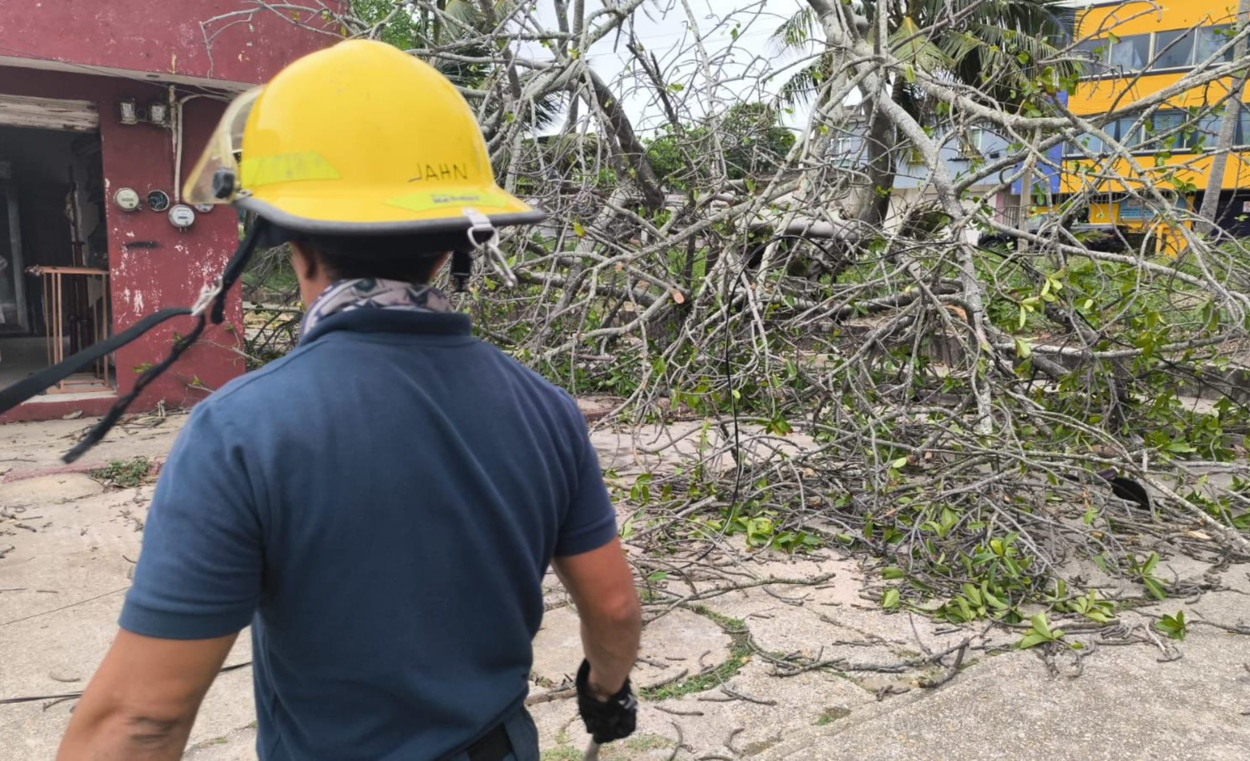 Restablecen servicio de energía eléctrica en distintos puntos de Coatza
