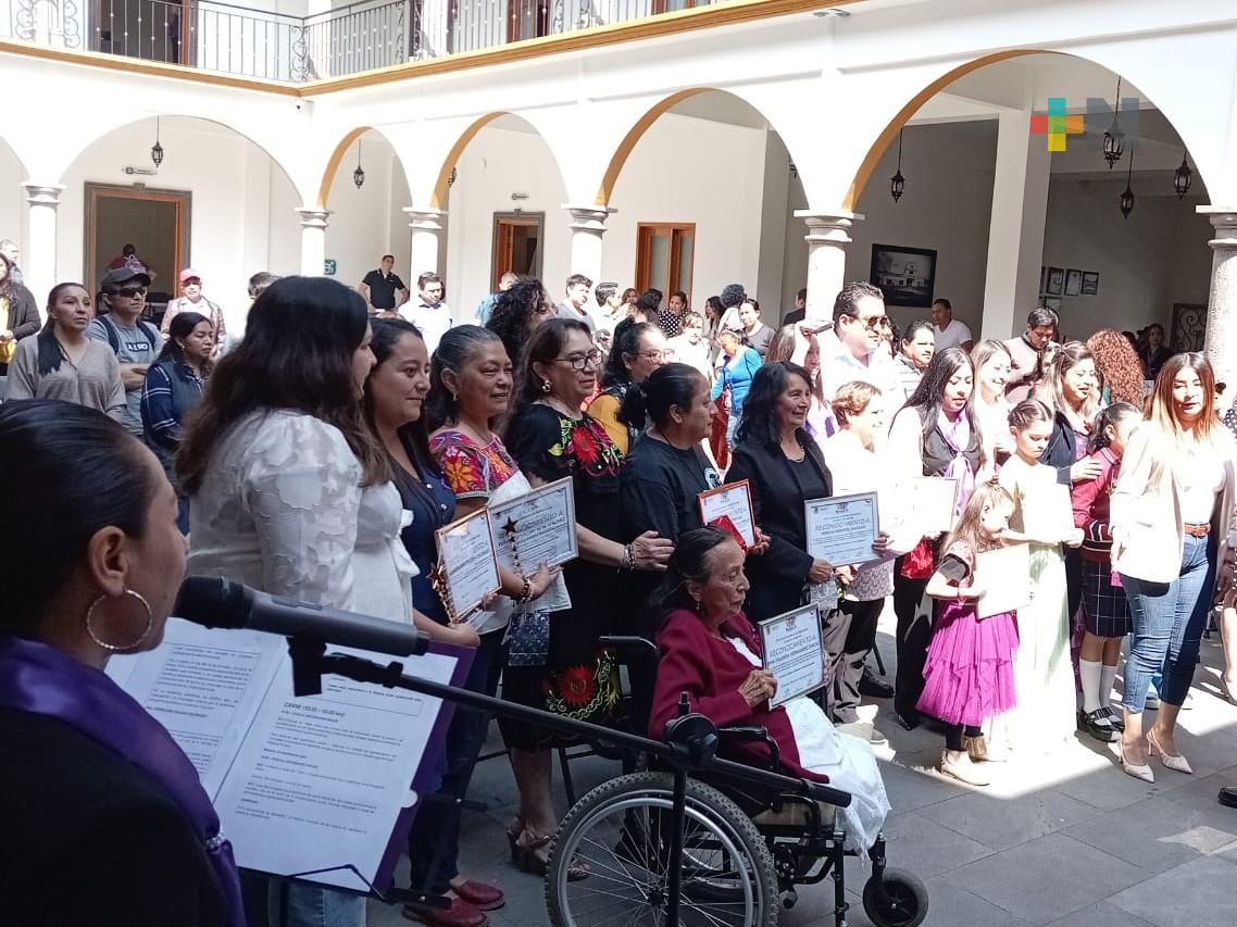Reconocen a niñas y mujeres en Banderilla