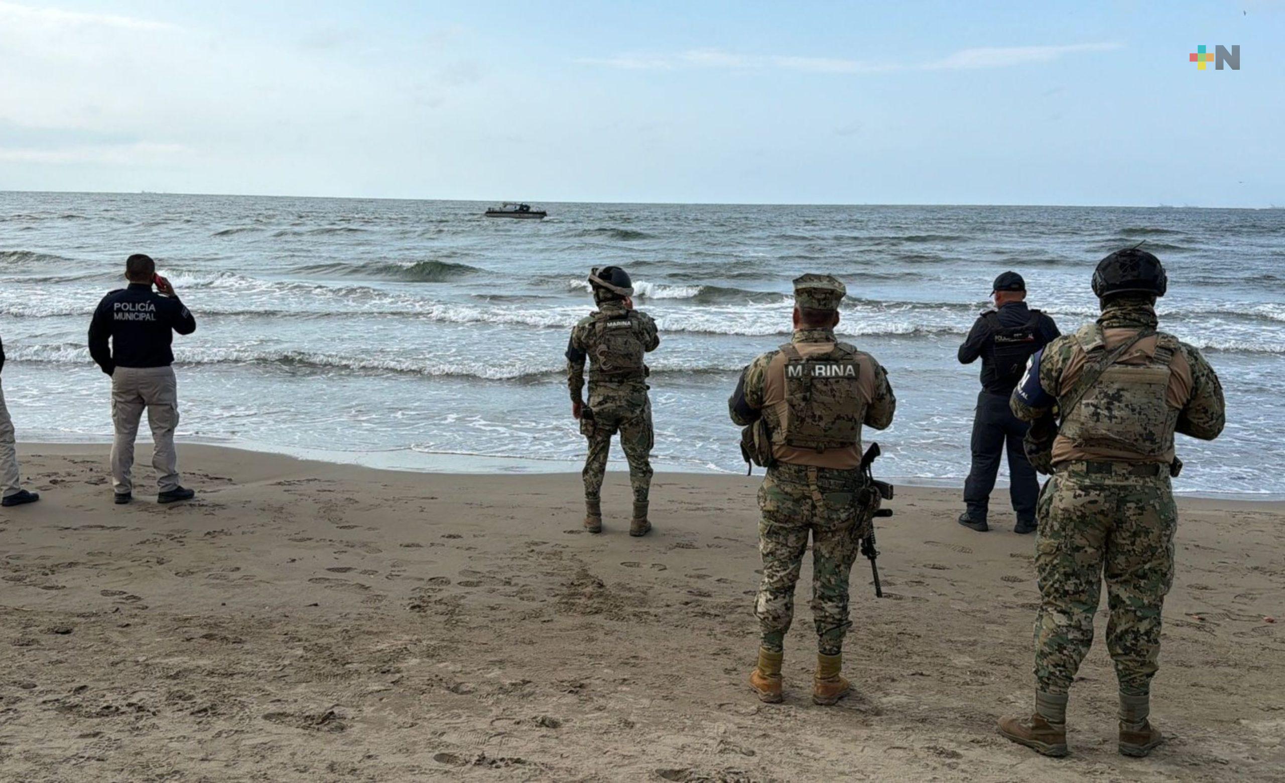 Rescatan a bañista de escolleras de Coatzacoalcos