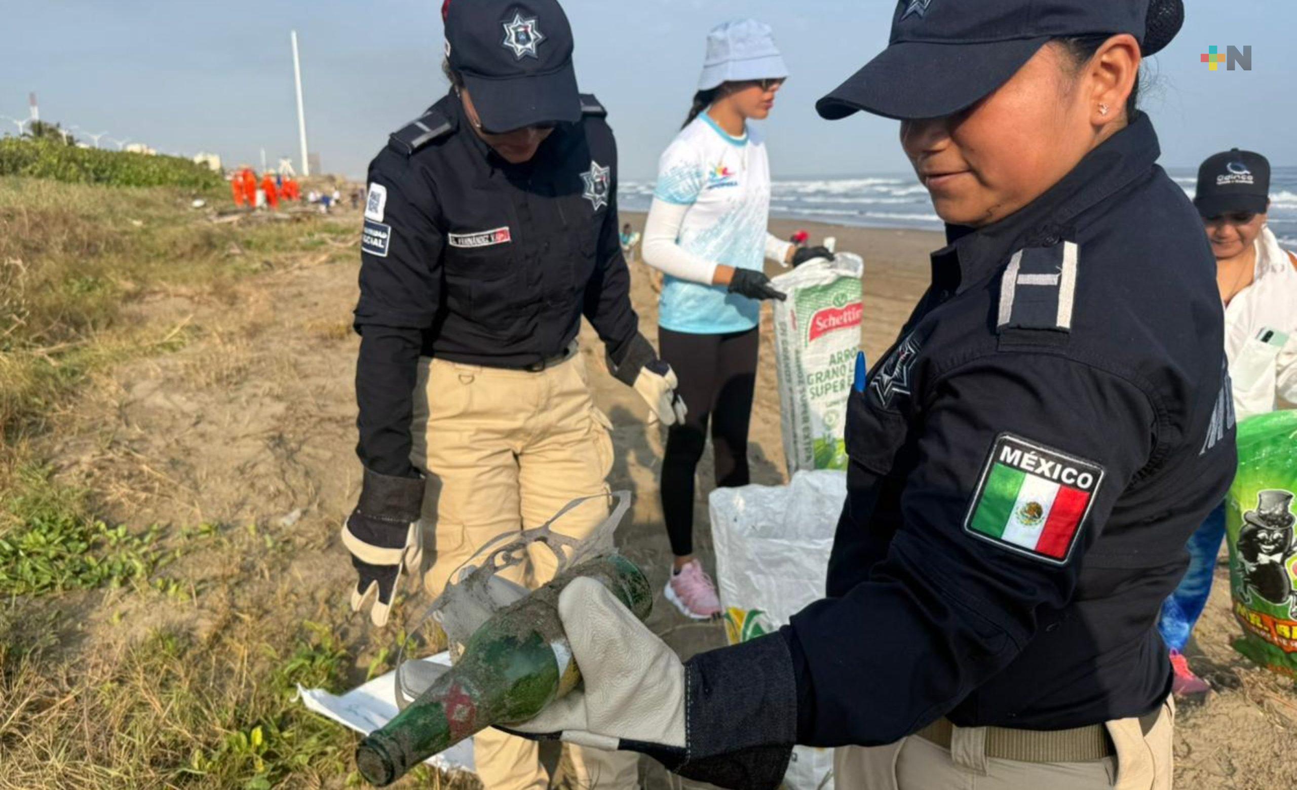 Se une ciudadanía para reforzar labores de limpieza en playa de Coatza