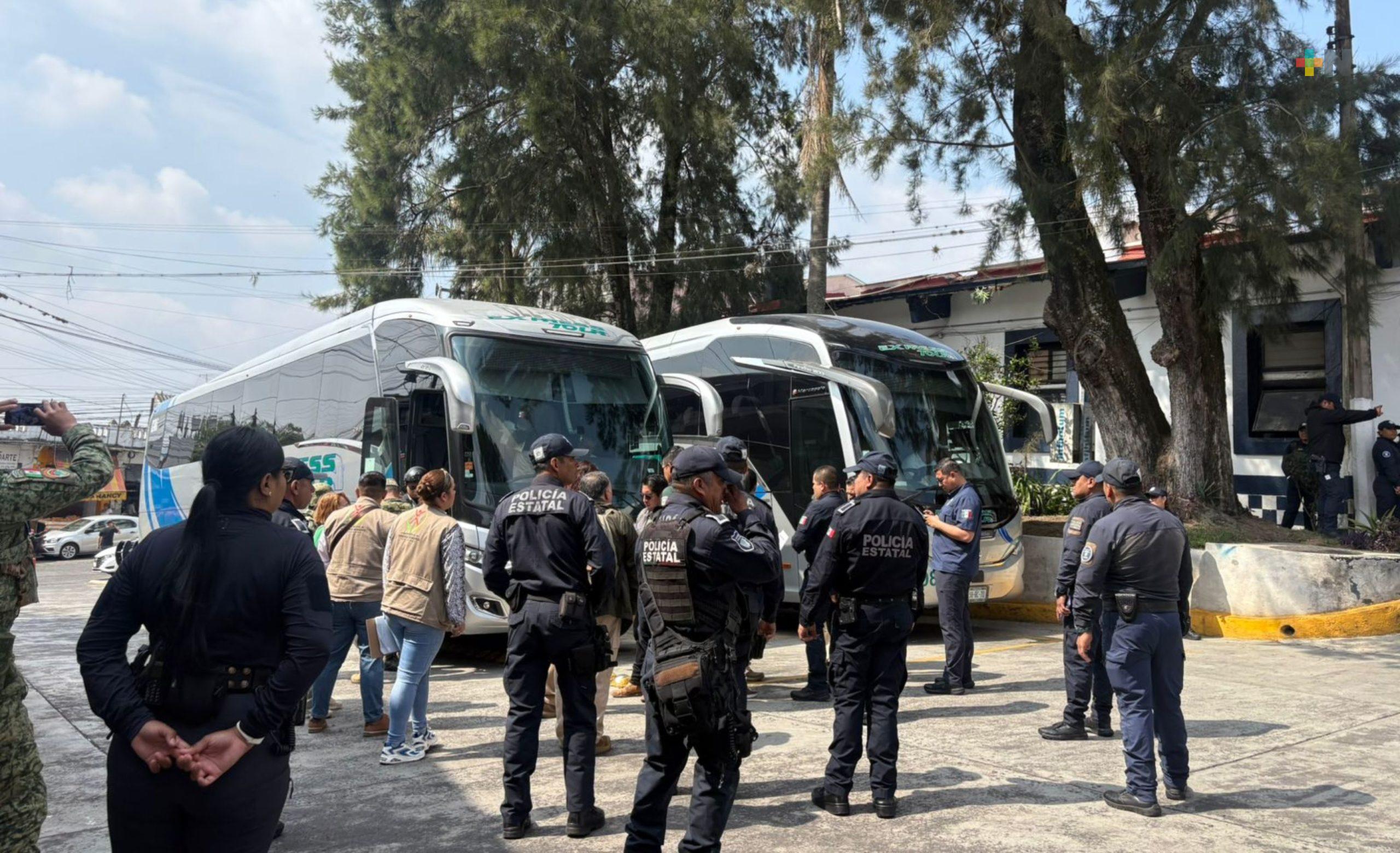 Trasladan a migrantes a estación de Acayucan