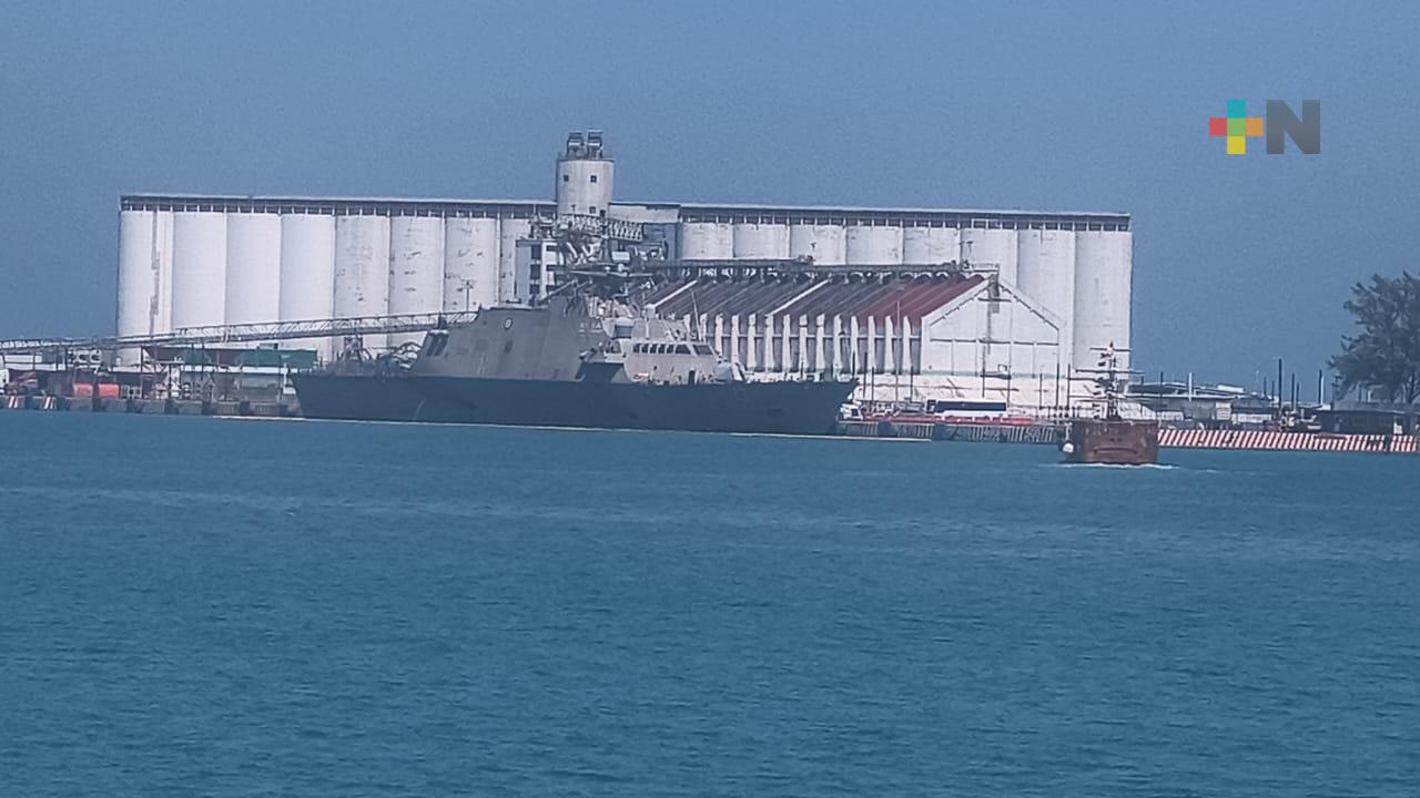 Buque de la Armada de EUA sigue atracado en el puerto de Veracruz