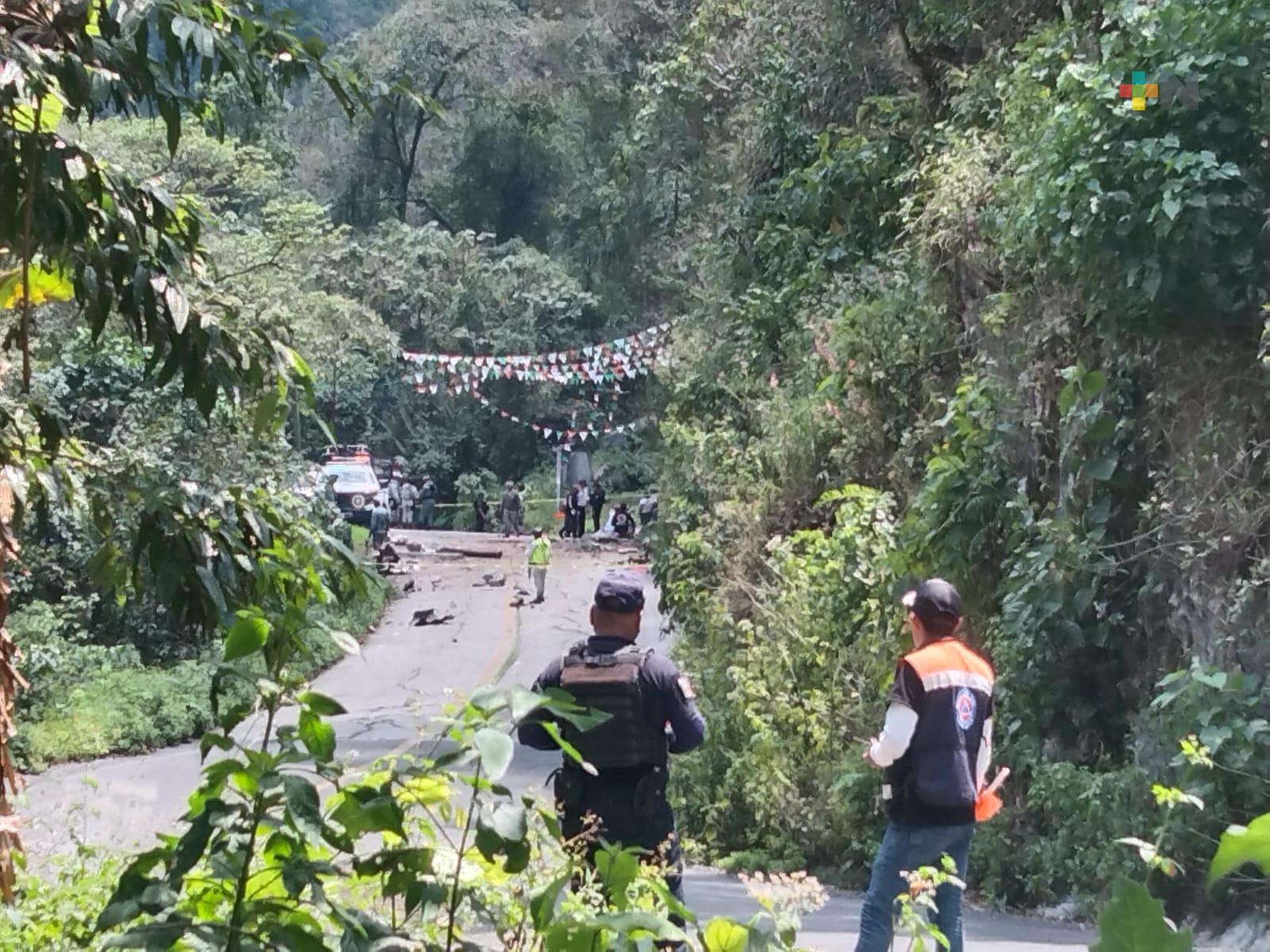 Vuelca camión de bomberos en Coetzala; un muerto y varios lesionados