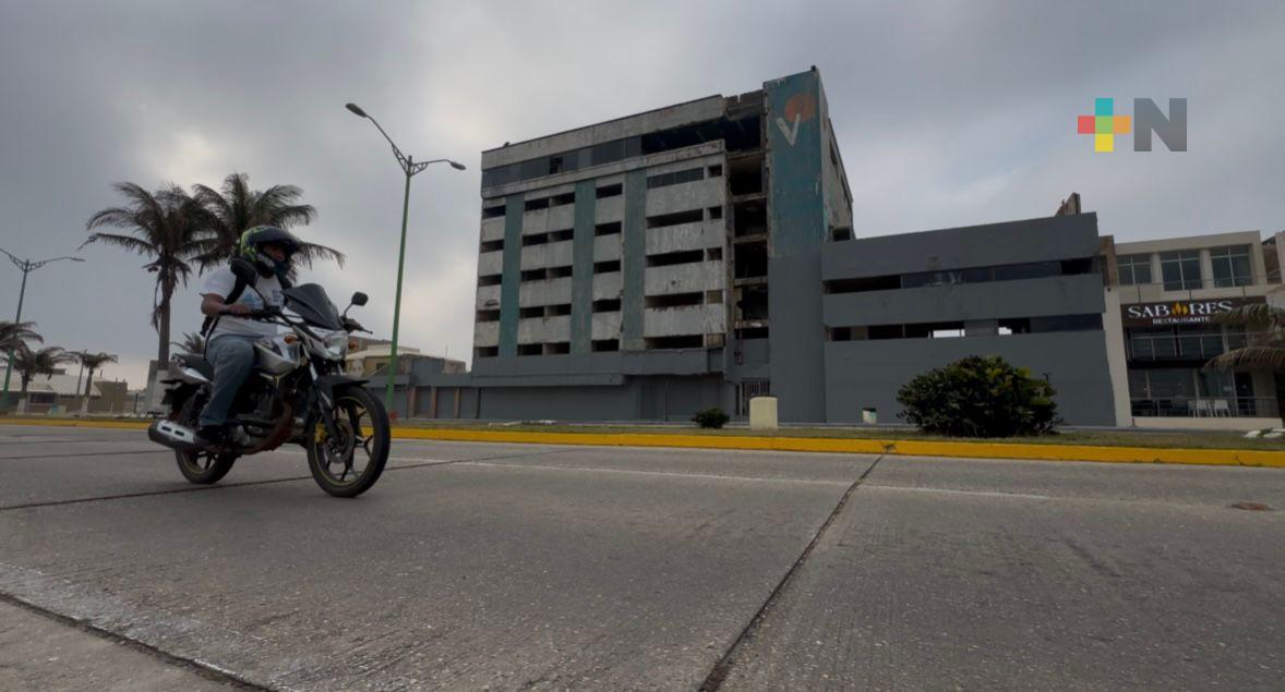 Cierran accesos de hotel abandonado en Coatzacoalcos