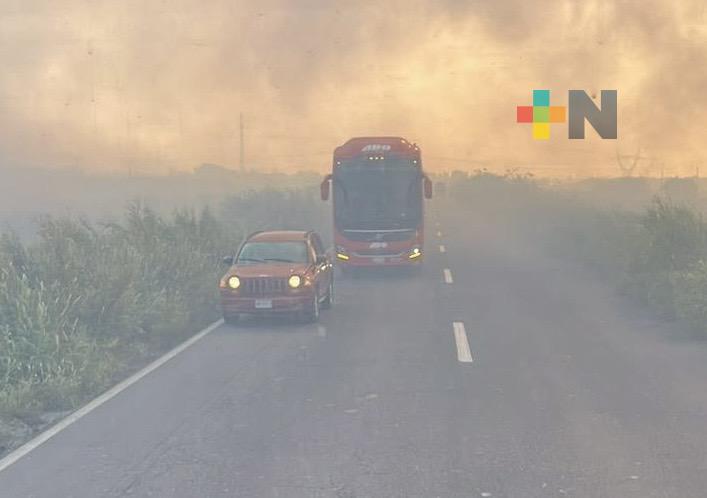 Incendio en Las Matas provoca cierre de la carretera Coatzacoalcos–Minatitlán