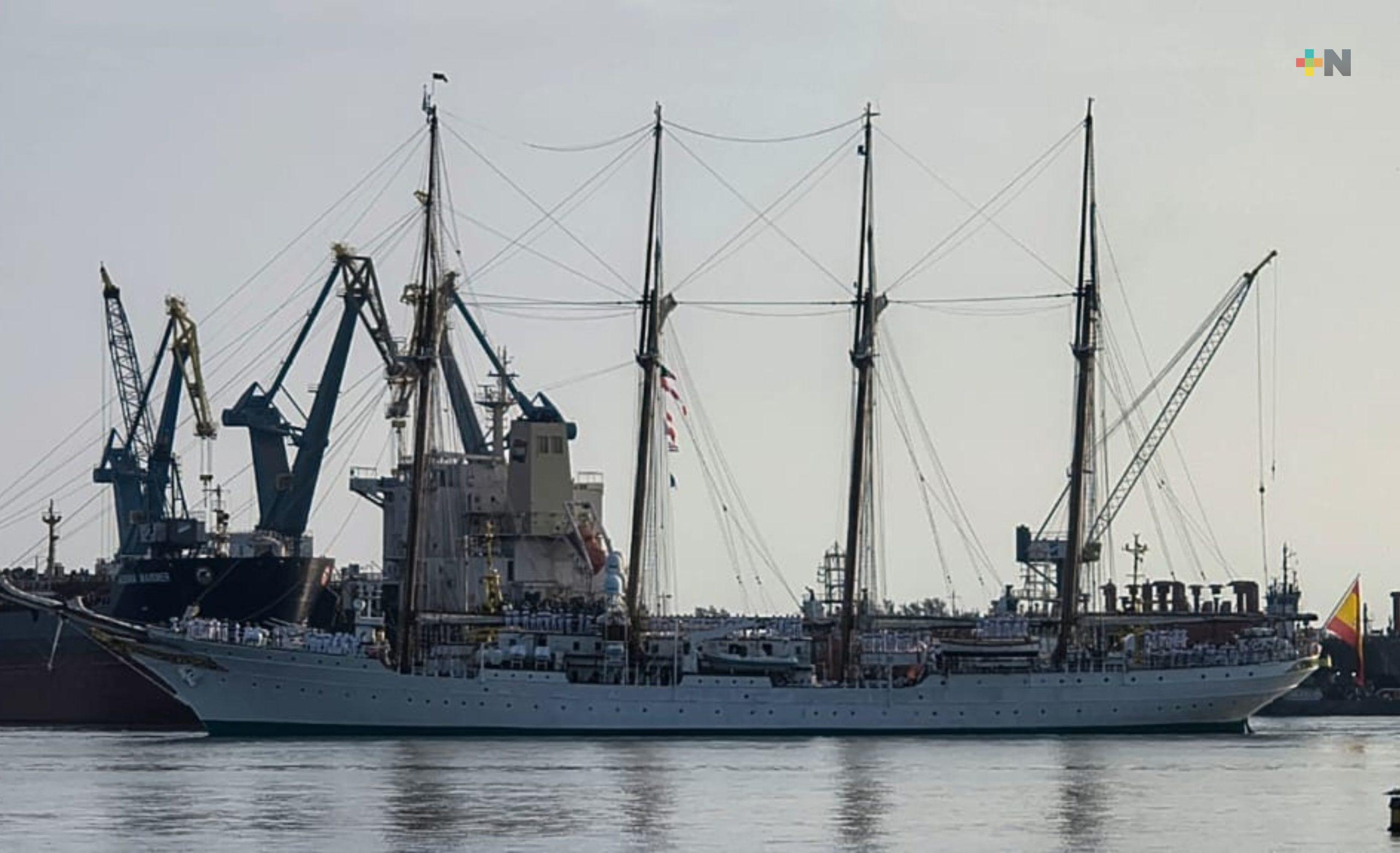 Buque escuela de la Armada española ancla en puerto de Veracruz