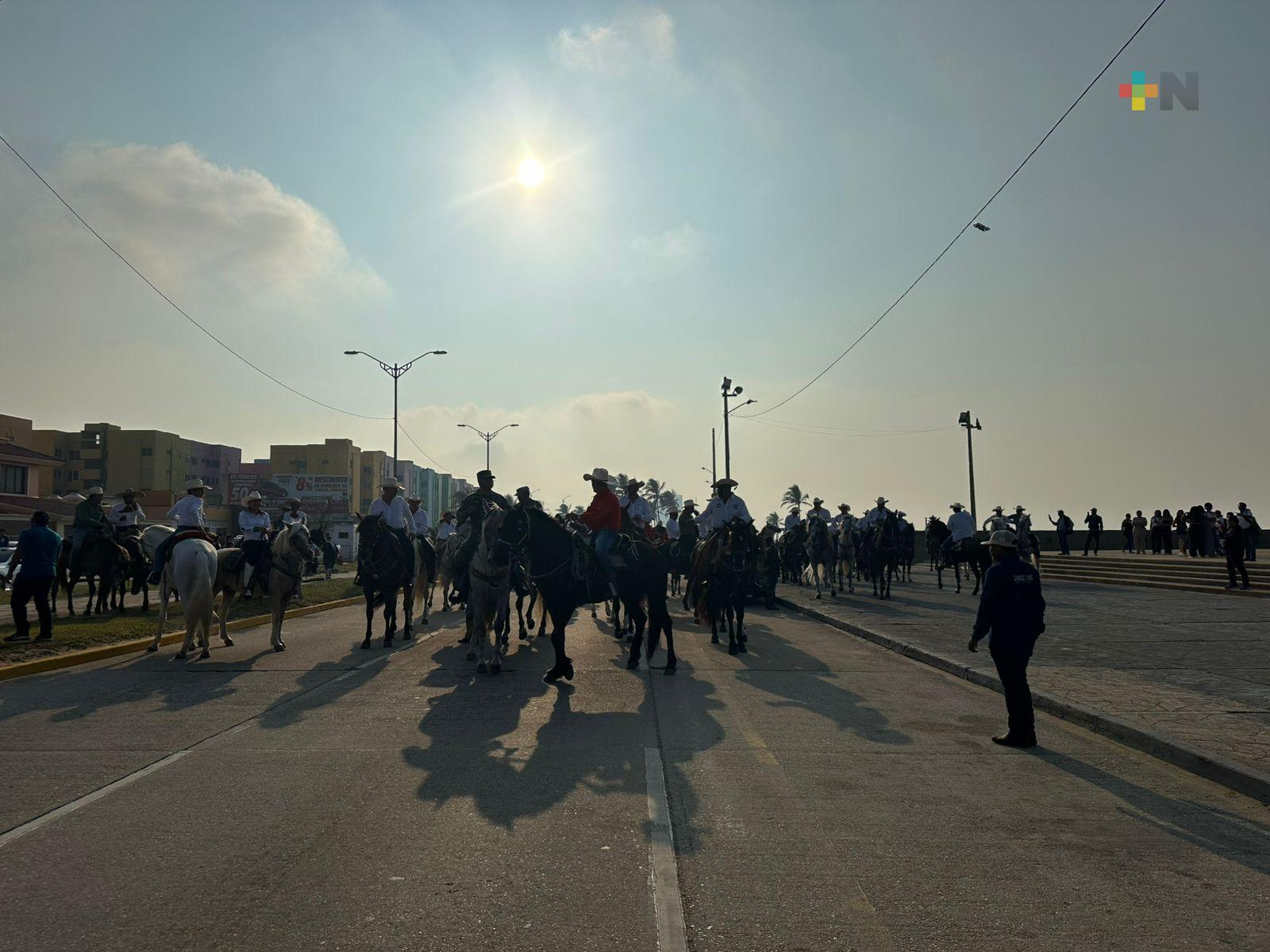 Realizan cabalgata en honor al Ejército y Fuerza Aérea en Coatzacoalcos