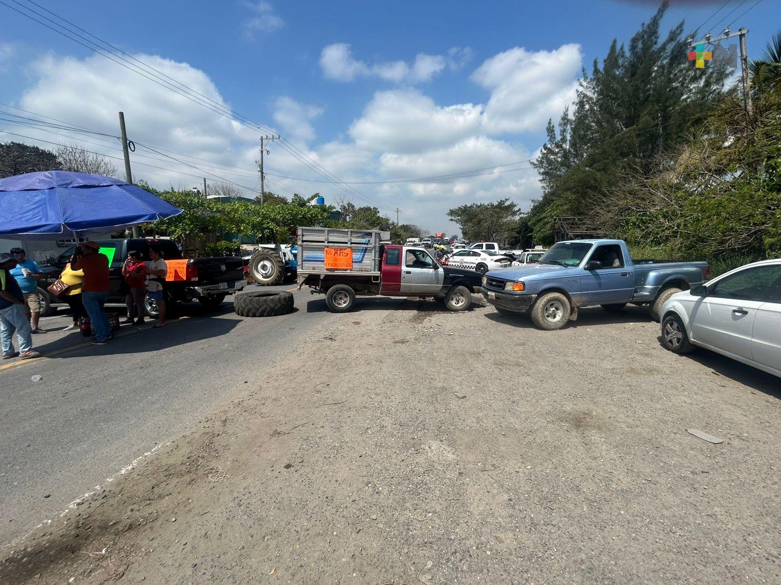 Padres de familia retiran el bloqueo de la carretera de Costa Esmeralda