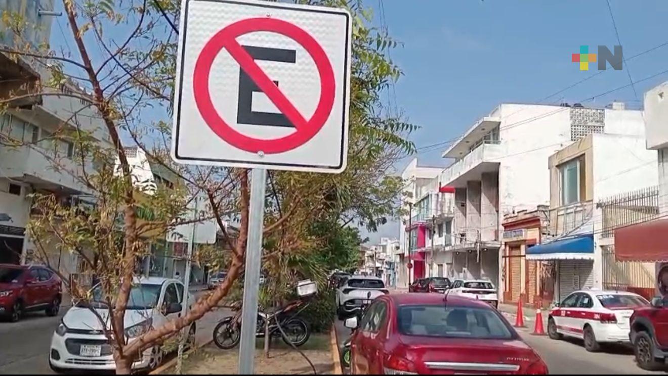 Colocan discos de “No estacionarse” en  camellones centrales de Coatzacoalcos