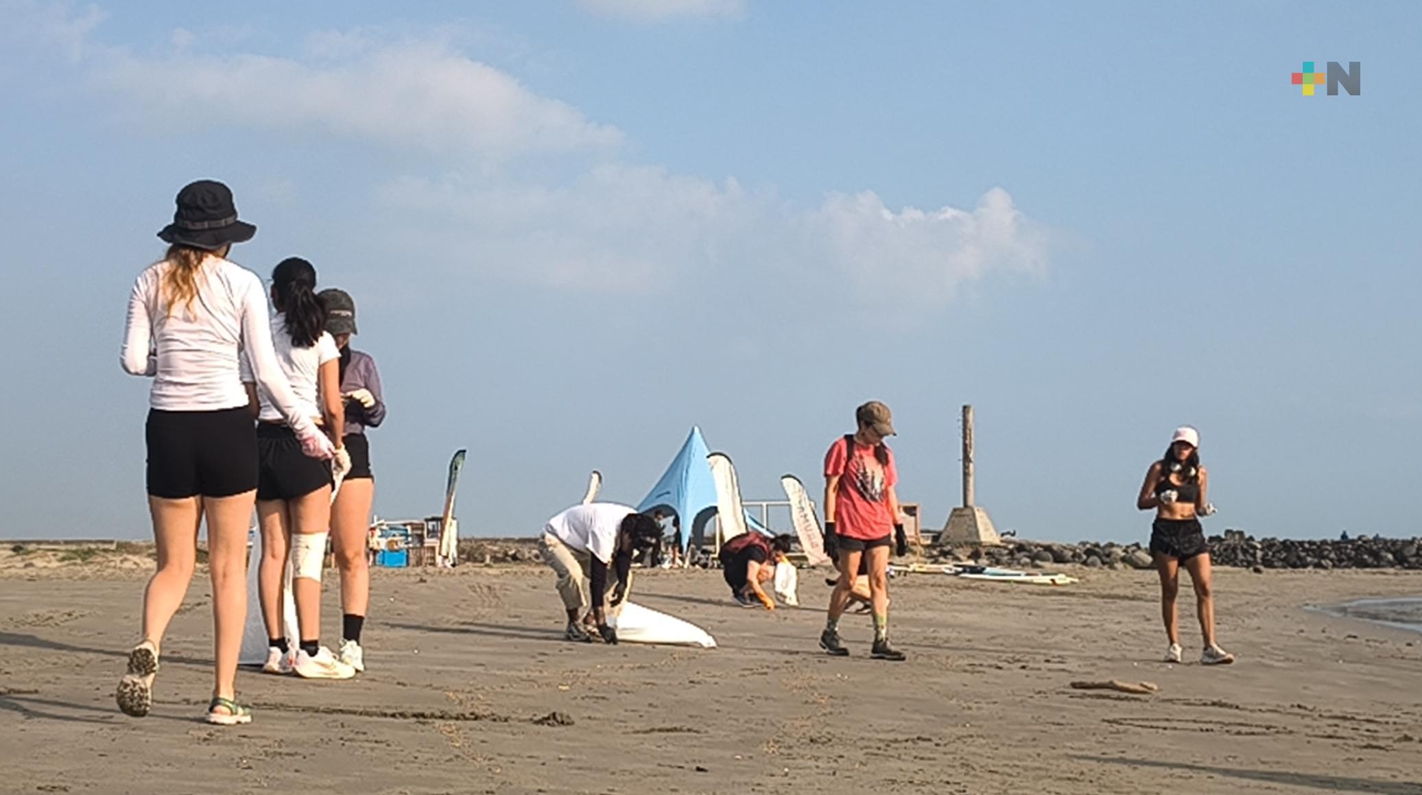 Jóvenes y prestadores de servicios turísticos limpian playa La Bamba en Boca del Río