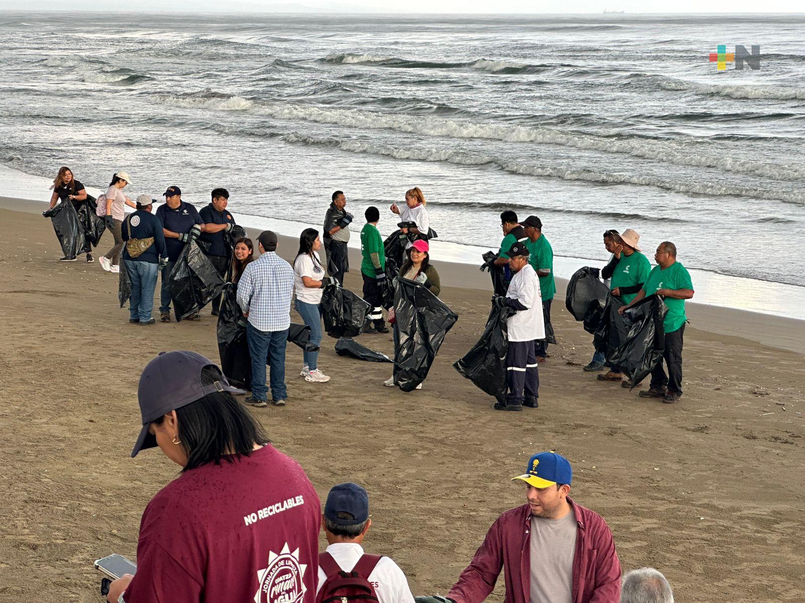 En el marco del Día Mundial del Agua realizan limpieza de playa en Coatzacoalcos