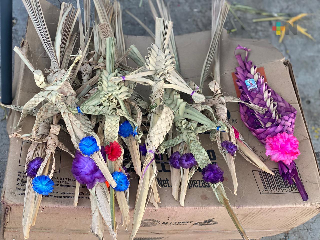 Desde Puebla llegan a vender artesanías de palma a la ciudad de Veracruz