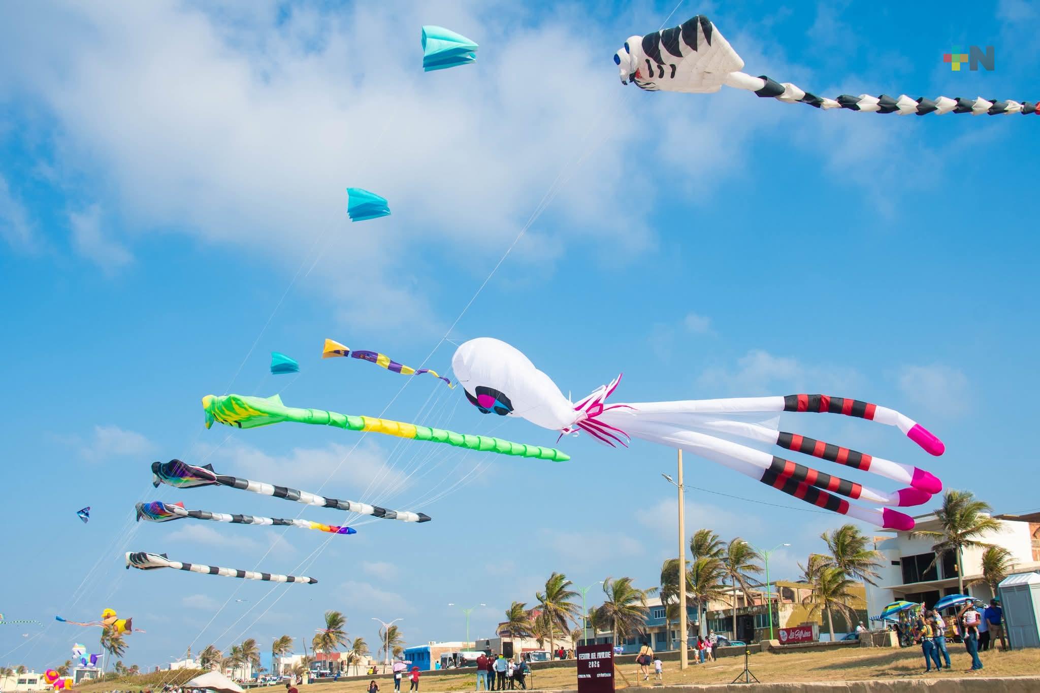 Más de 60 papalotes gigantes llenan de color el cielo de Coatzacoalcos